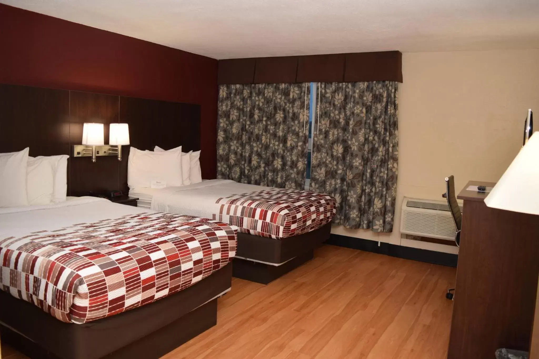 Photo of the whole room, Bed in Red Roof Inn Batavia