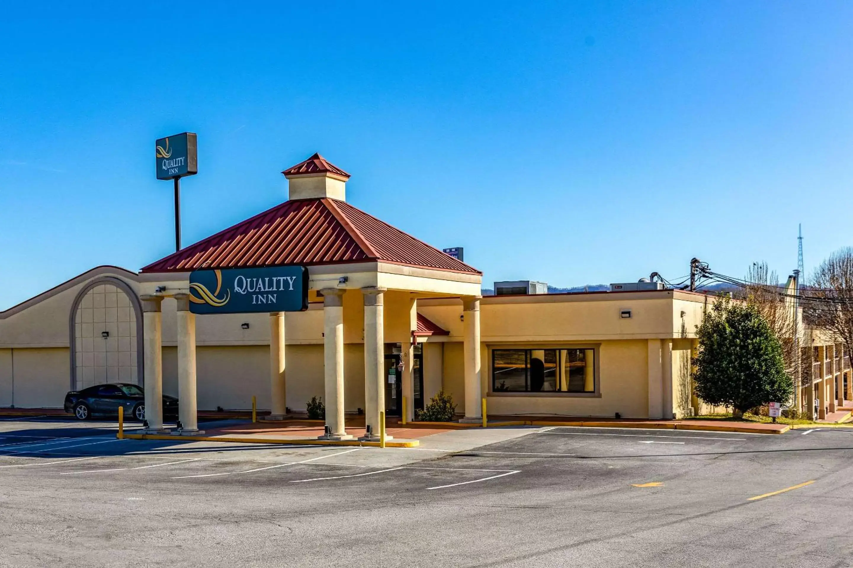 Property building in Quality Inn Newport