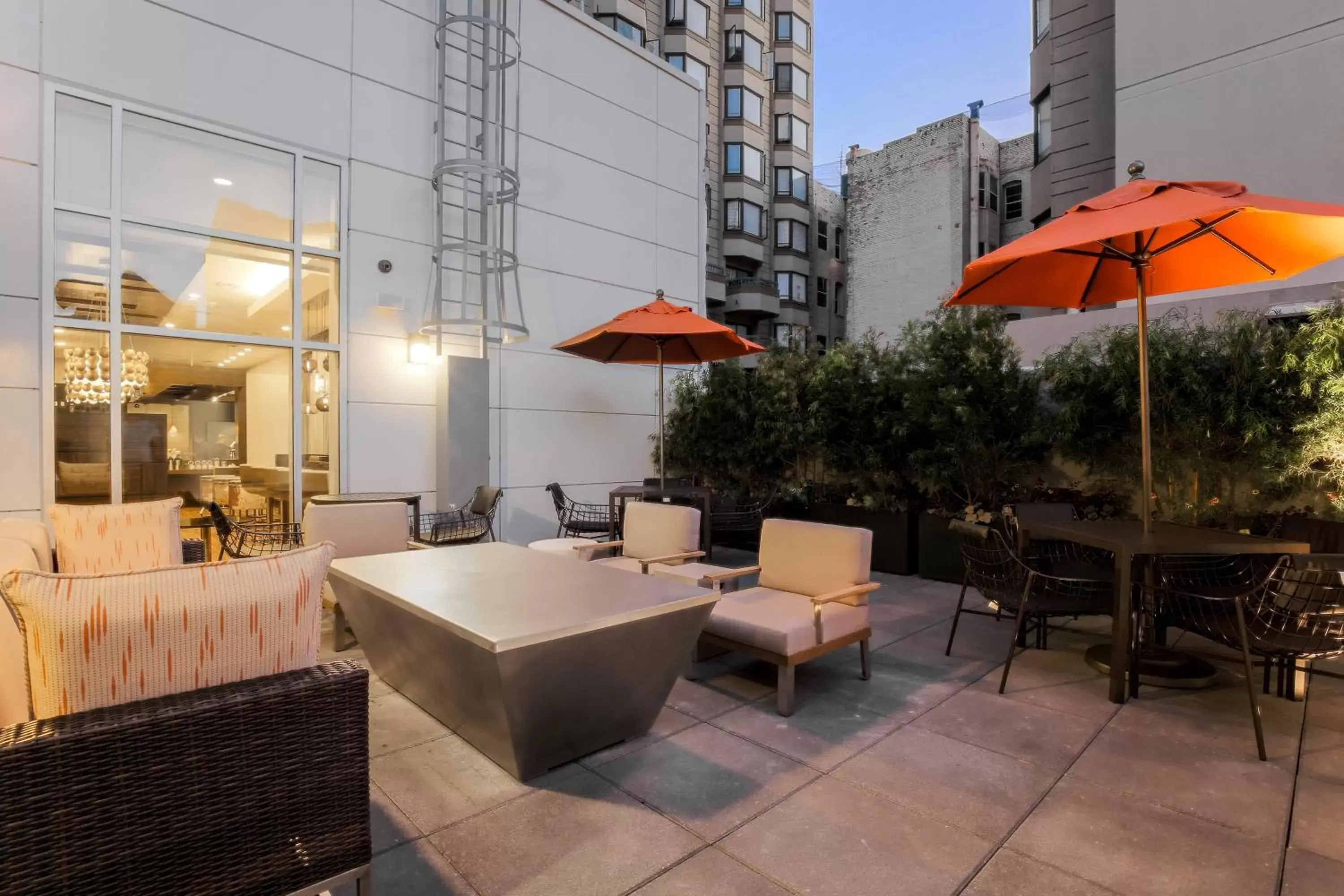 Restaurant/places to eat in Courtyard by Marriott San Francisco Union Square