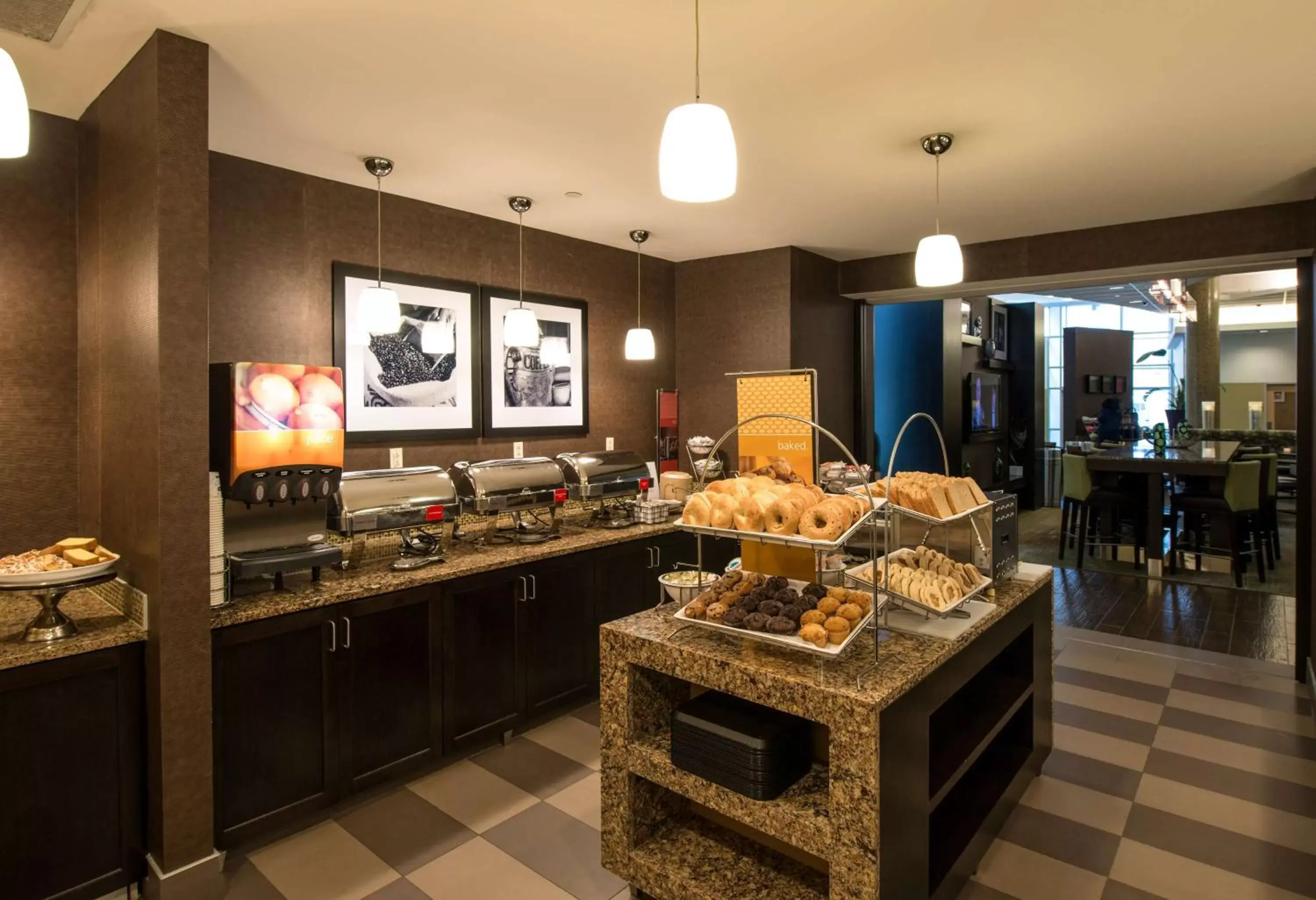 Restaurant/places to eat in Hampton Inn & Suites Boston Crosstown Center Restaurant/places to eat in Hampton Inn & Suites Boston Crosstown Center