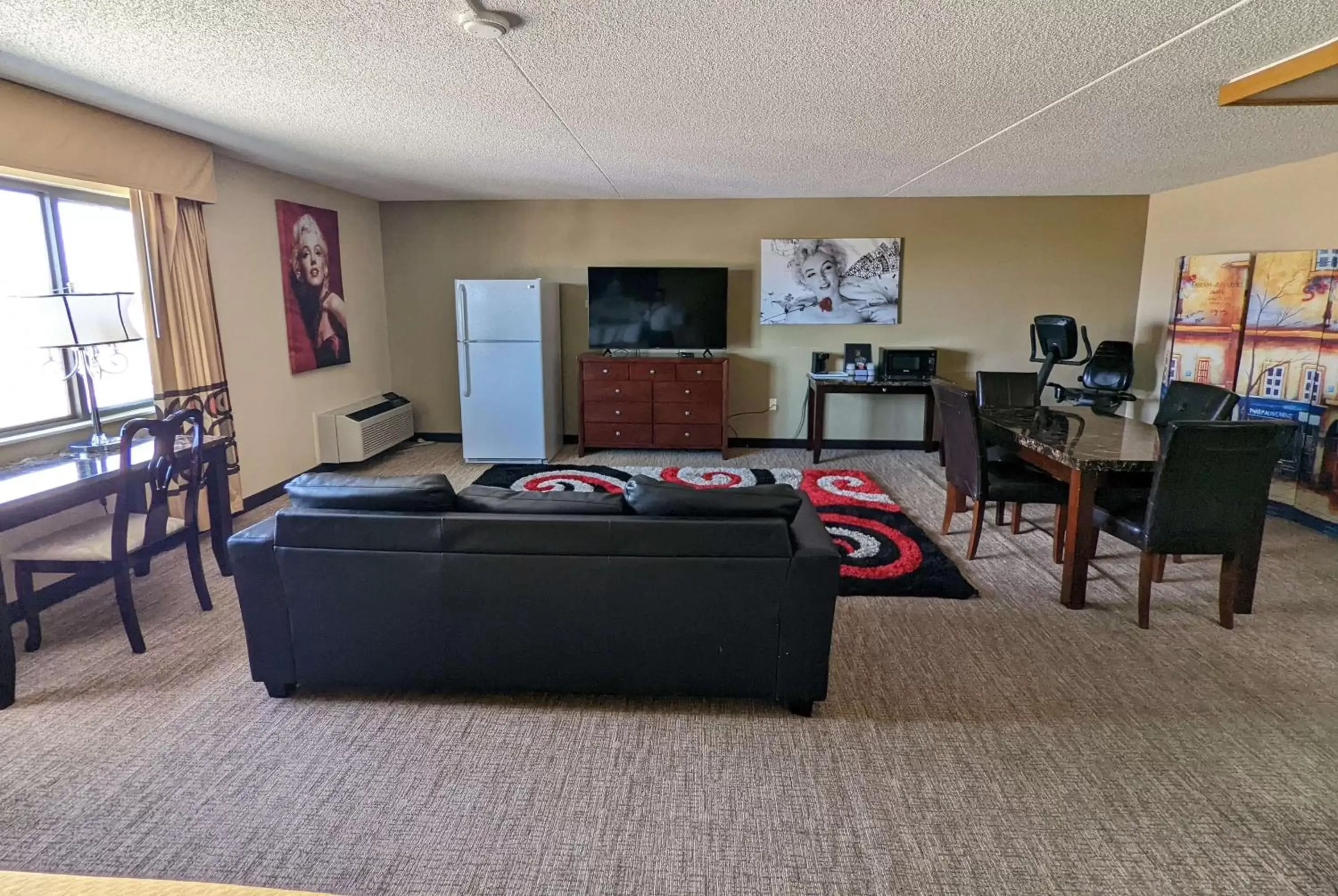 Living room, Seating Area in Super 8 by Wyndham Wichita North