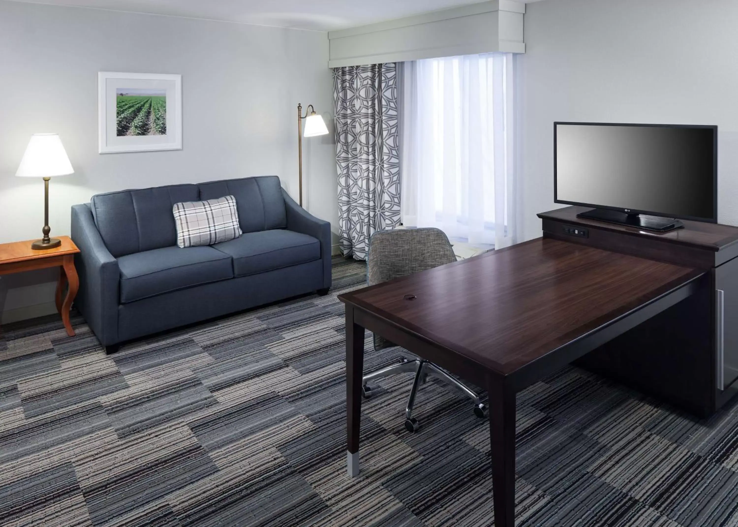 Living room, Seating Area in Hampton Inn & Suites Tulare