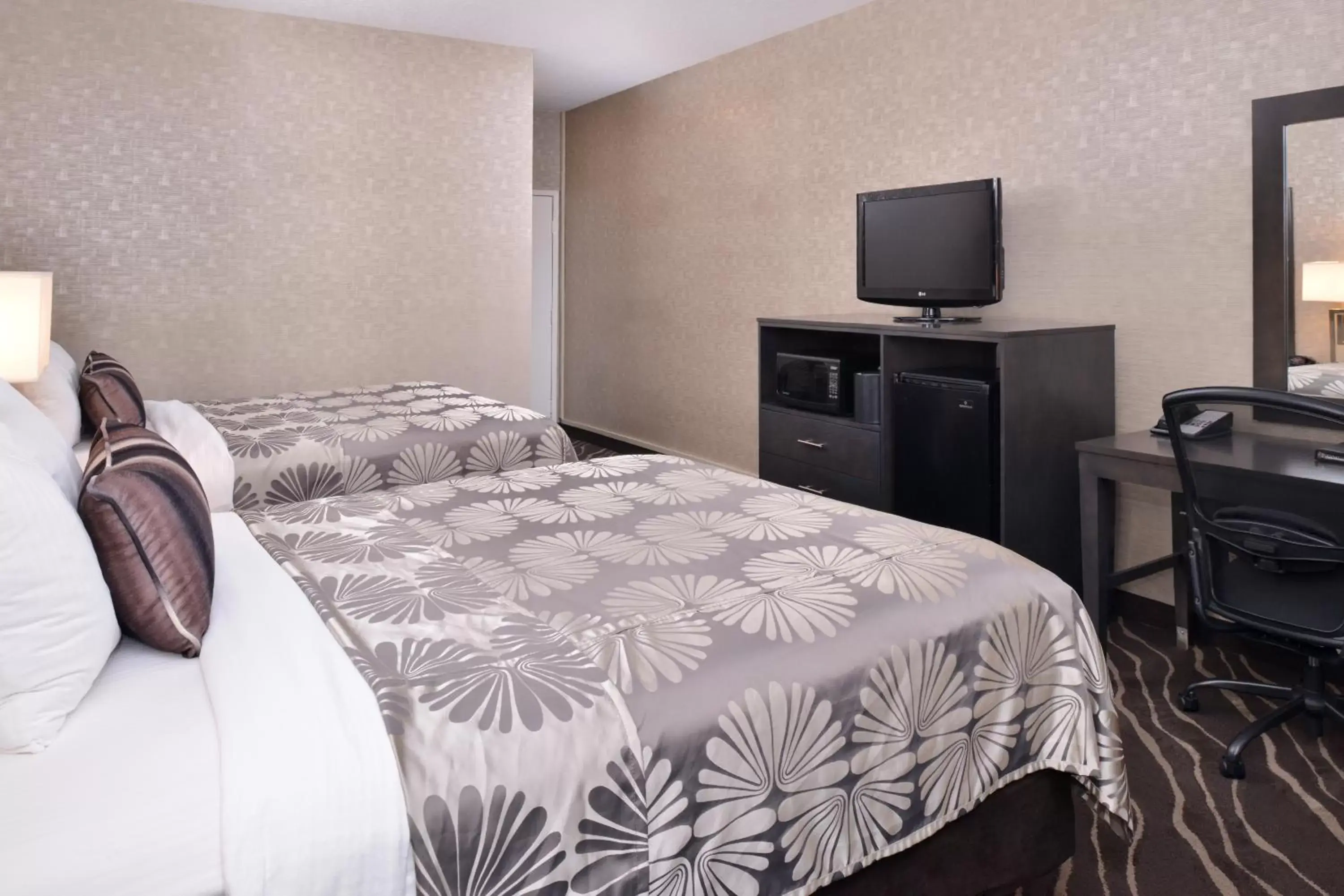 TV and multimedia, Bed in Best Western Plus Park Place Inn - Mini Suites