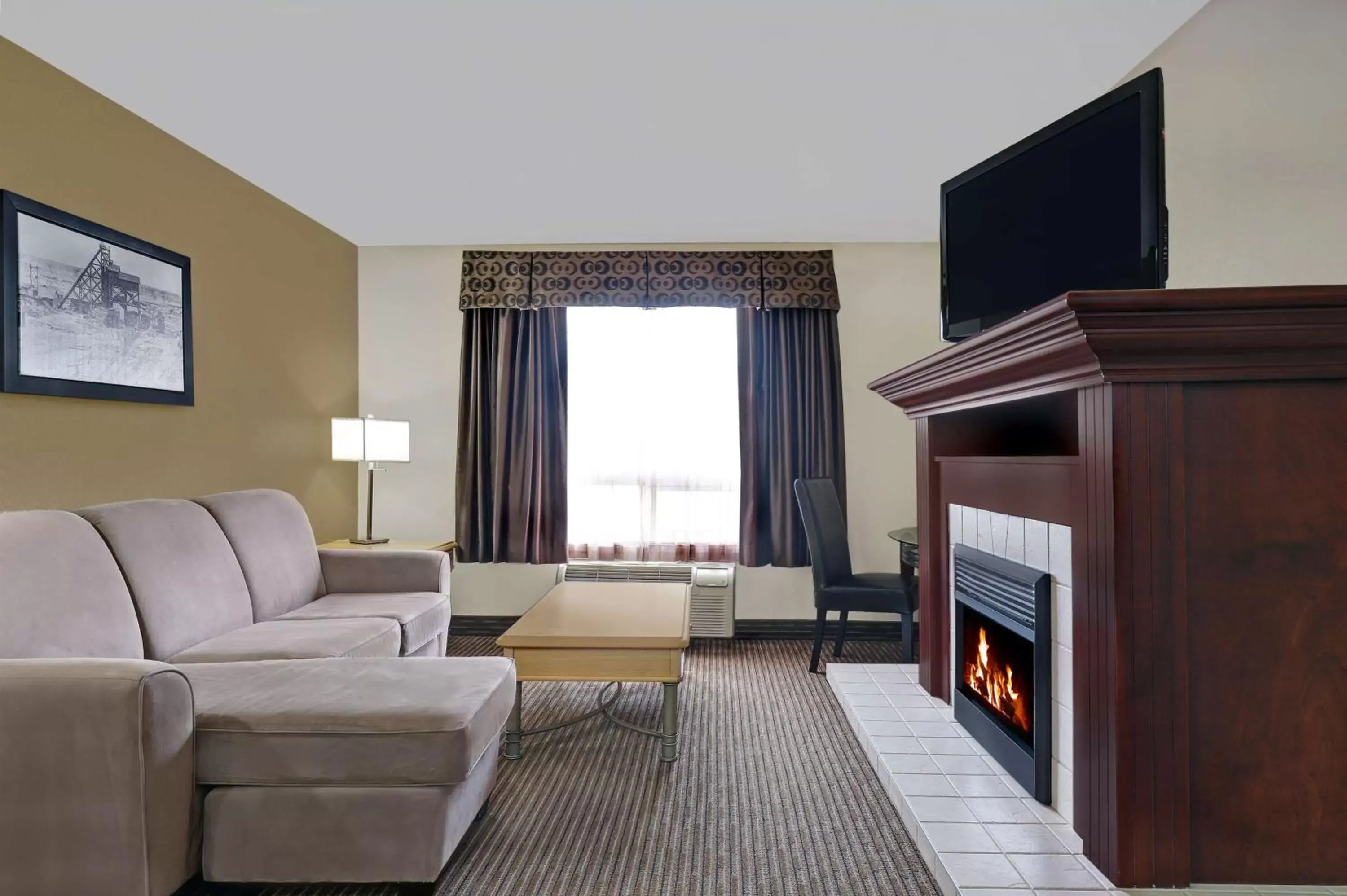 Photo of the whole room, Seating Area in SureStay Plus Hotel by Best Western Drumheller