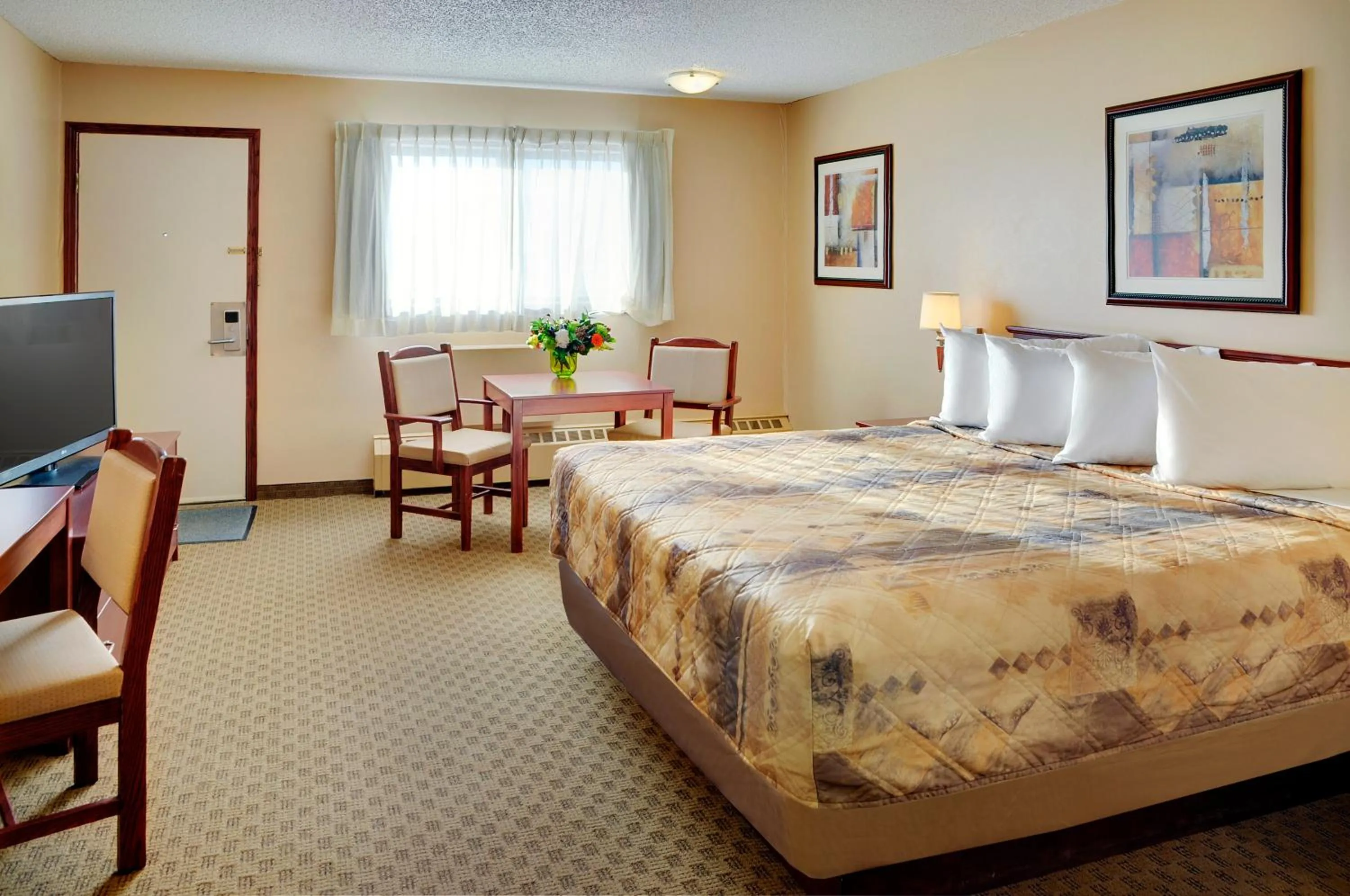 Photo of the whole room, Bed in Nova Inn Kindersley