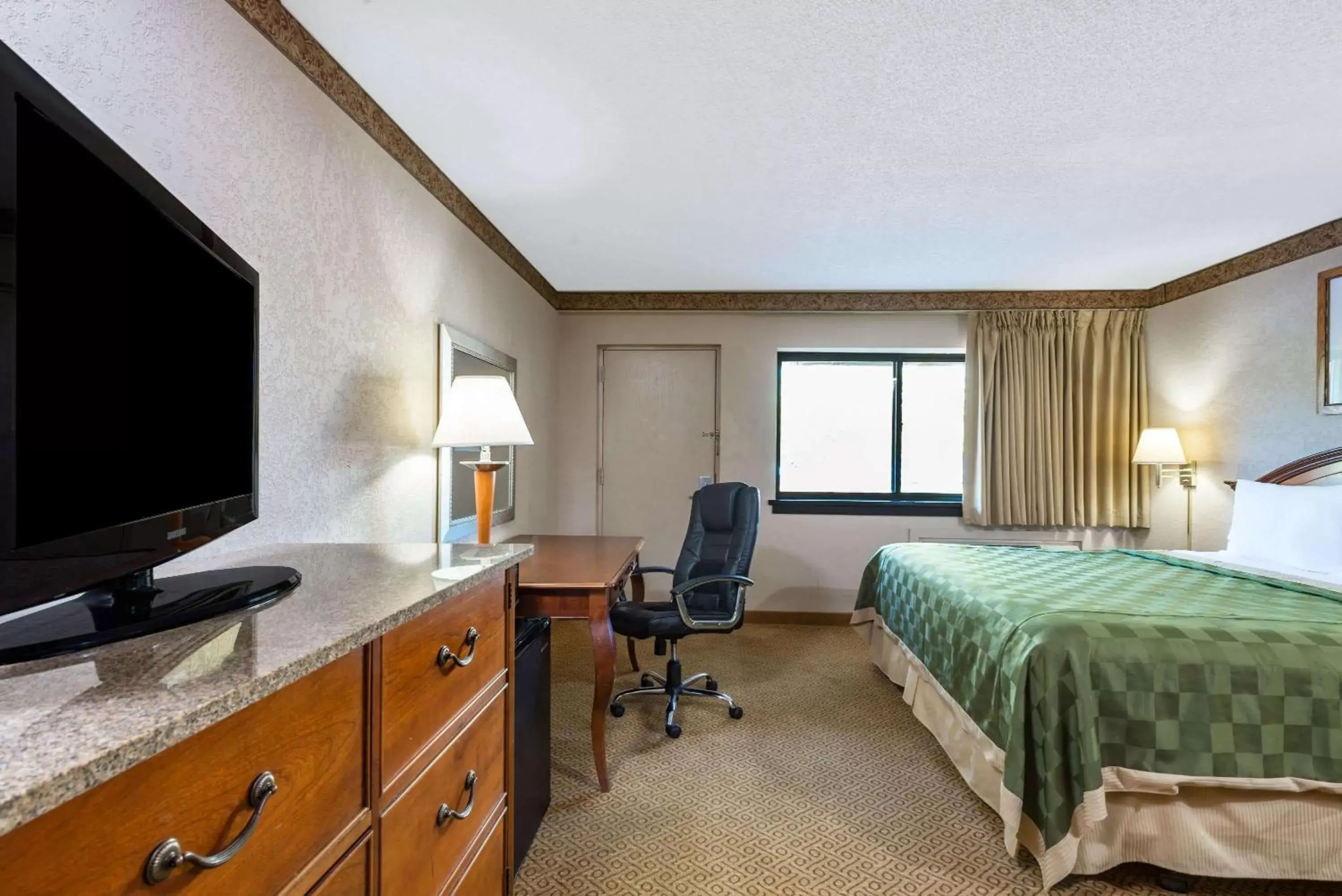 Photo of the whole room, TV/Entertainment Center in Ramada by Wyndham West Atlantic City