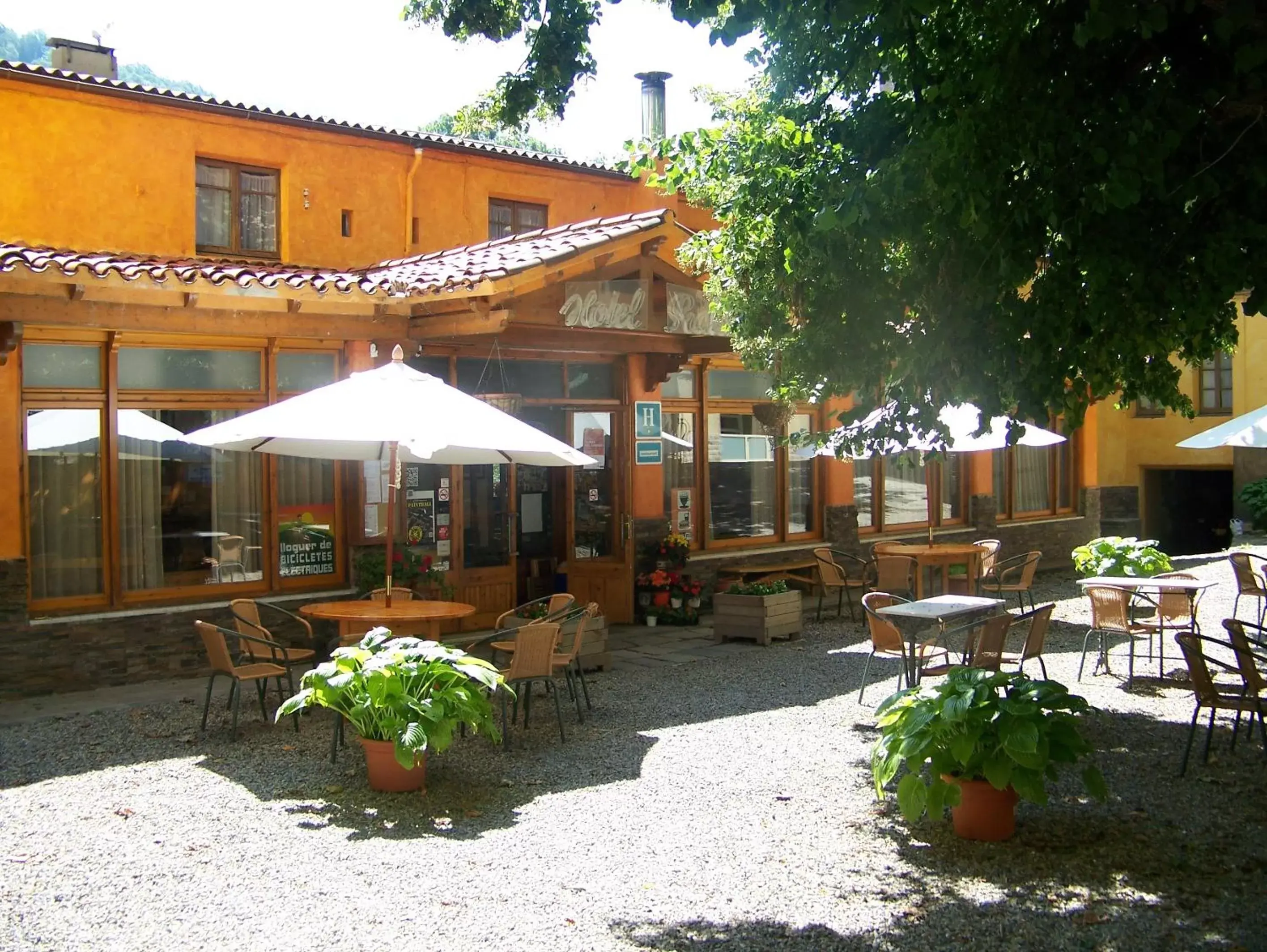 Restaurant/places to eat, Property Building in Hotel Prats