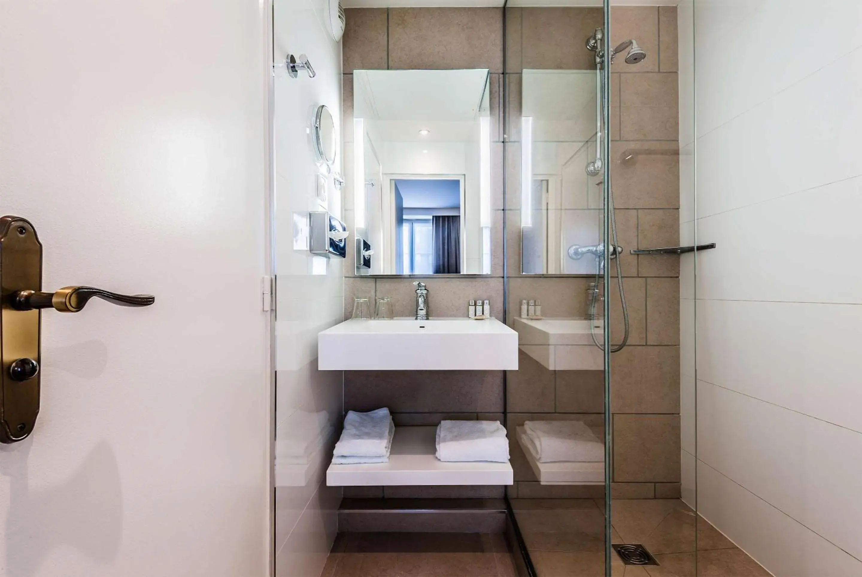 Photo of the whole room, Bathroom in Best Western Saint Louis - Grand Paris Vincennes