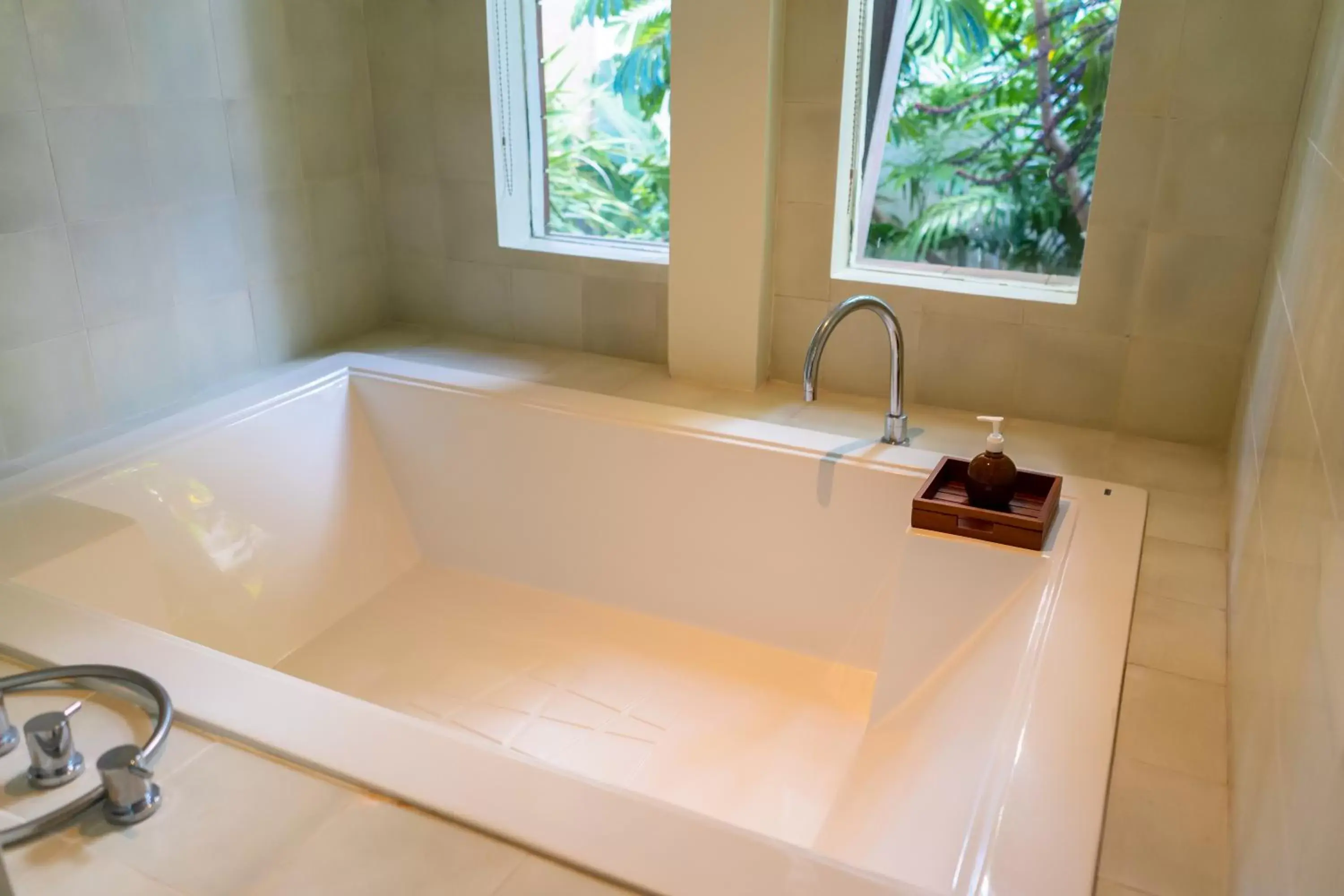 Bathroom in Fourteen Roses Boutique Hotel, Kuta