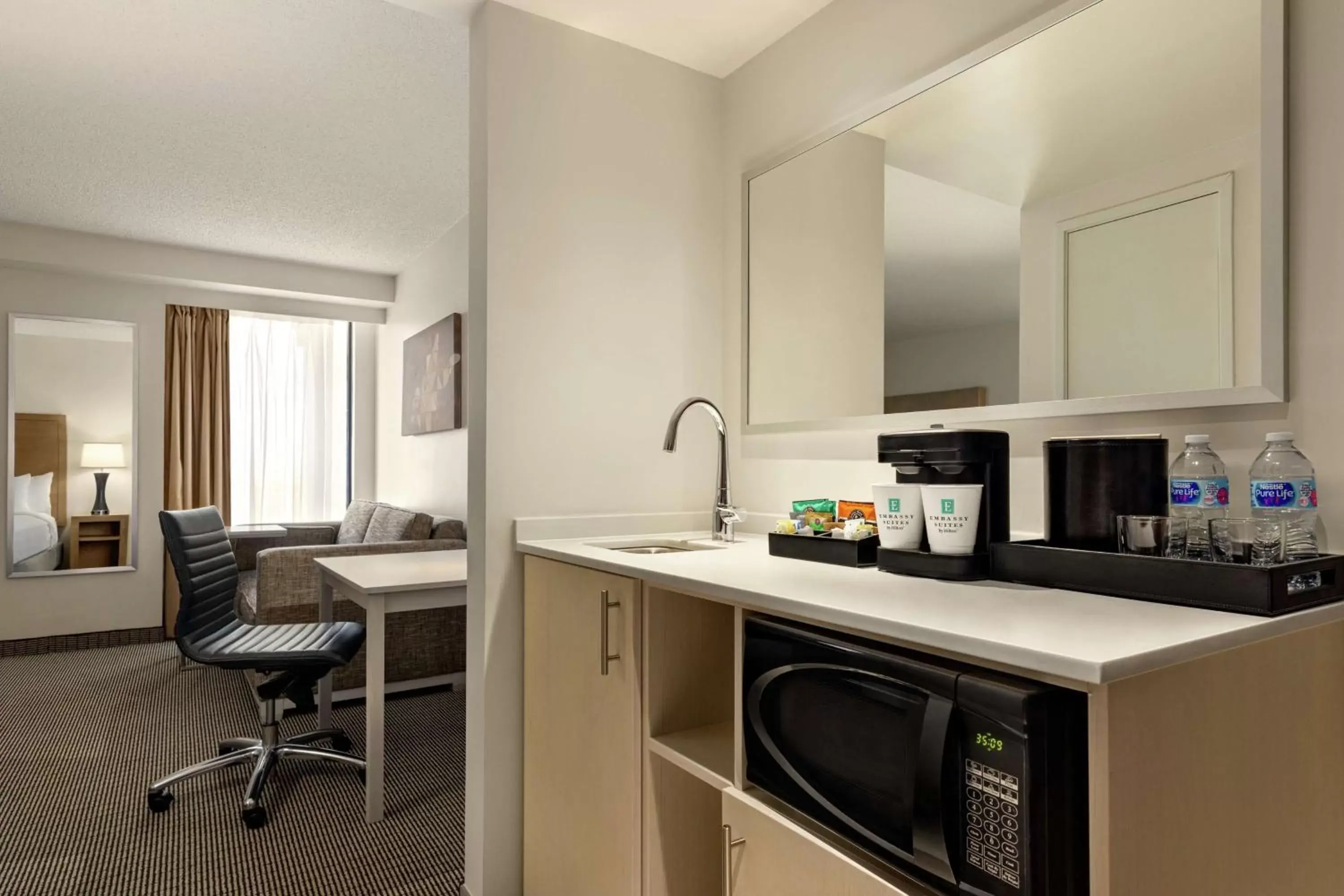 Photo of the whole room, Kitchen/Kitchenette in Embassy Suites by Hilton Denver International Airport