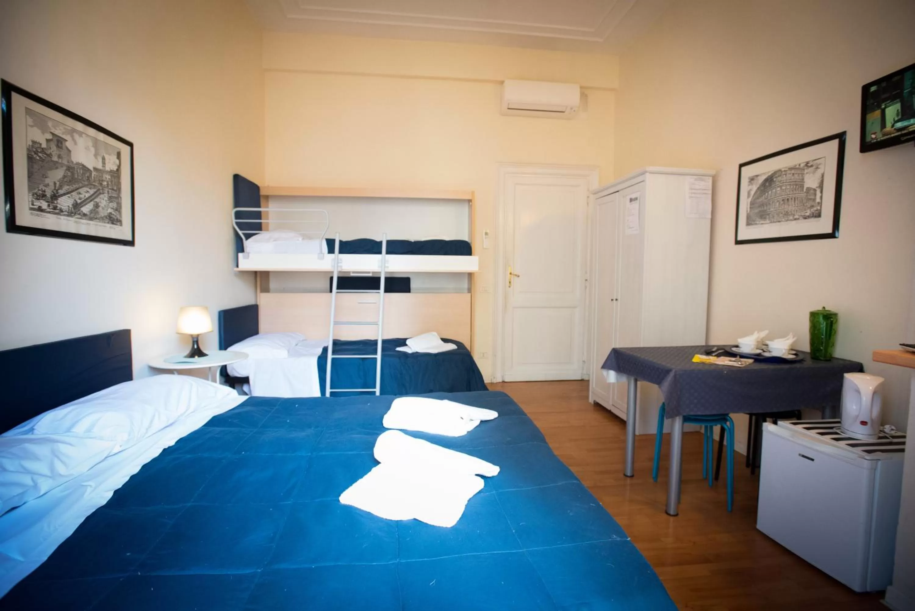 Photo of the whole room, Bed in Quo Vadis Roma 2