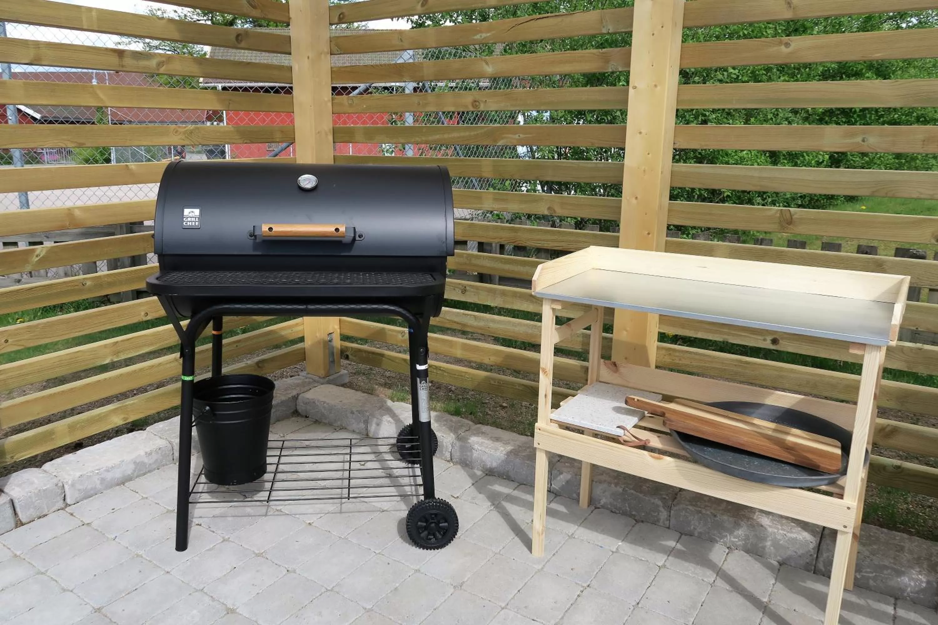 BBQ facilities in Easy Livin' Apartment Hotel