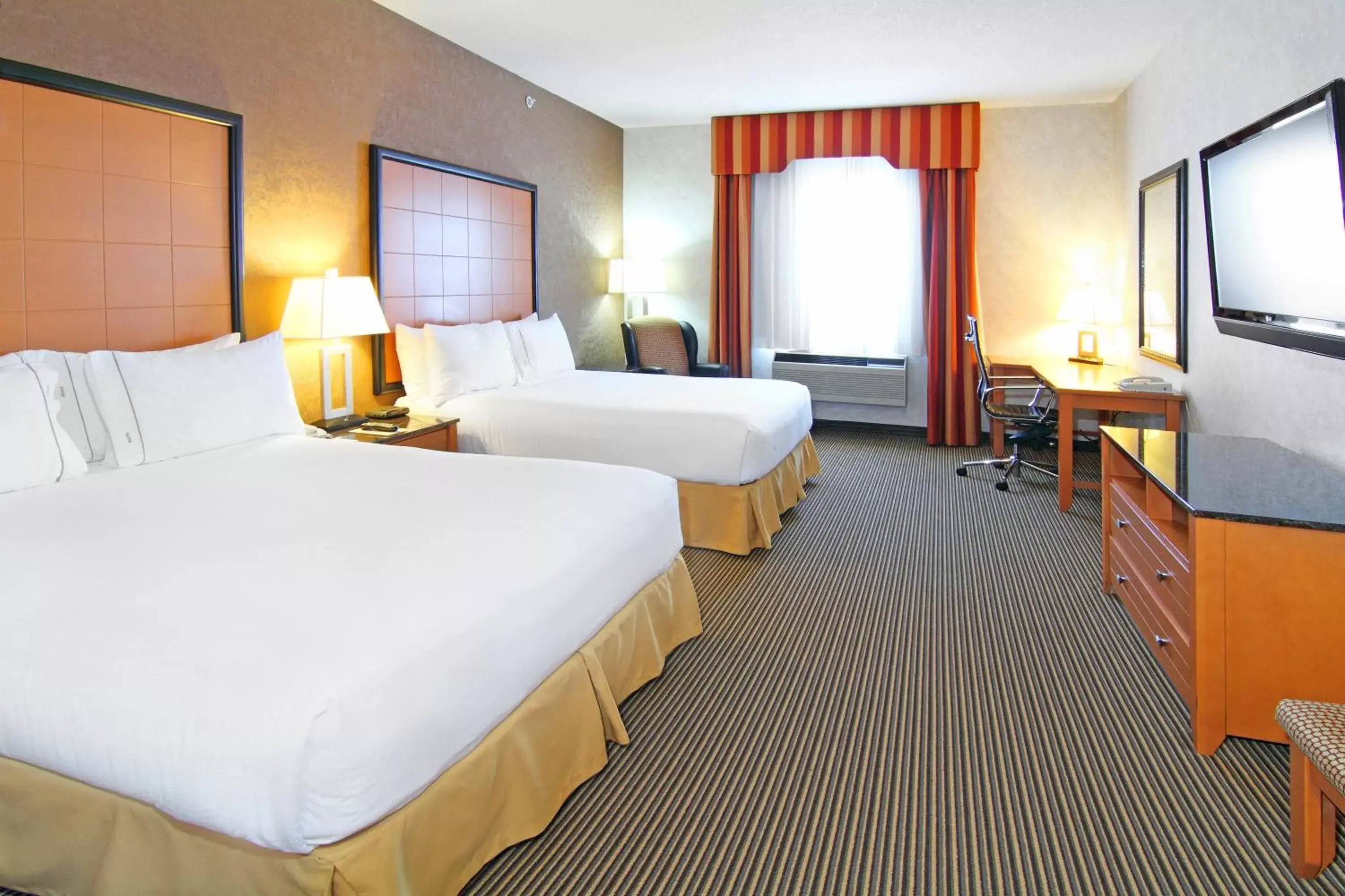 Photo of the whole room, Bed in Holiday Inn Express Calgary South, an IHG Hotel