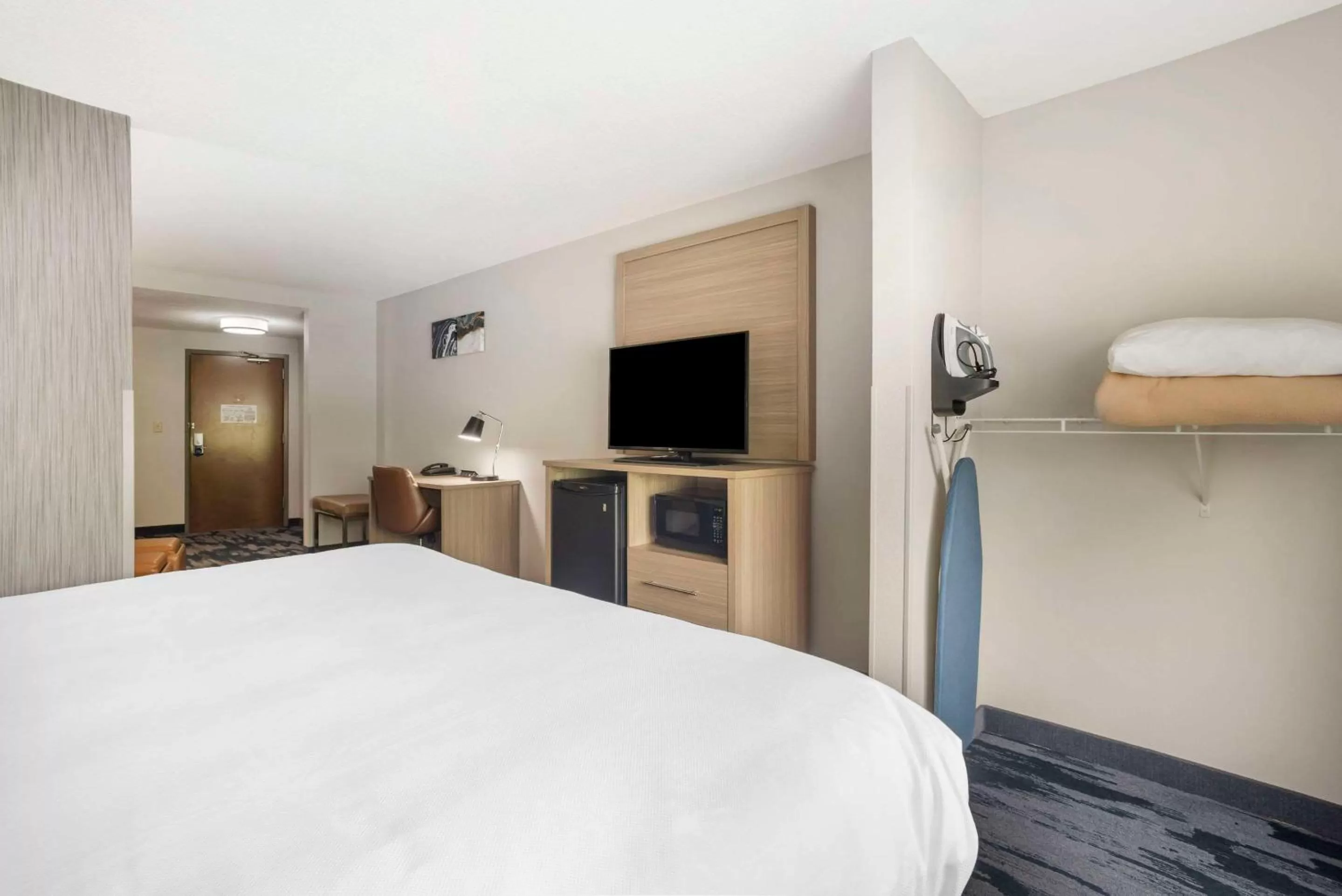 Bedroom, Bed in Comfort Suites At WestGate Mall