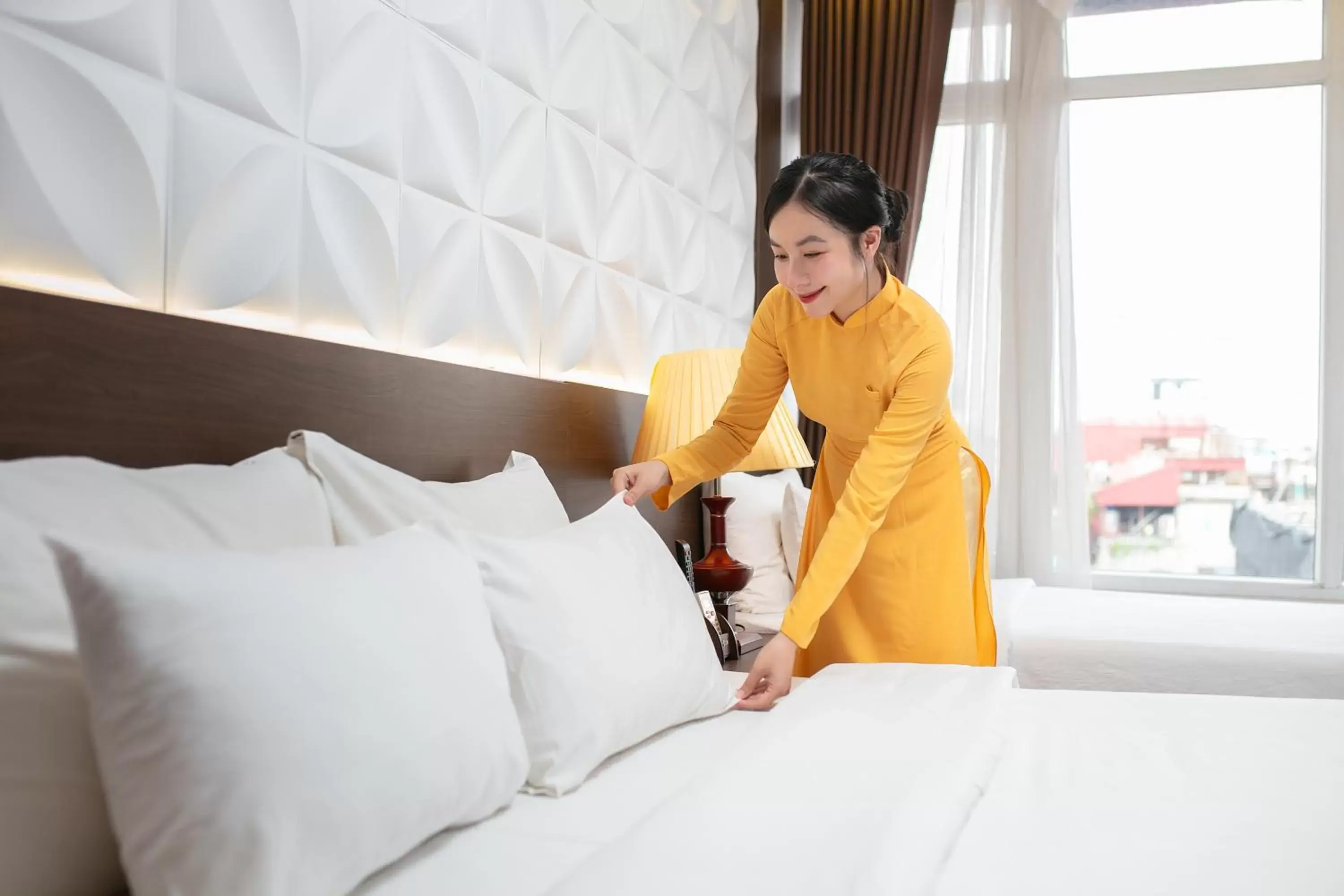 Staff, Bed in Hanoi Diamond King Hotel & Travel