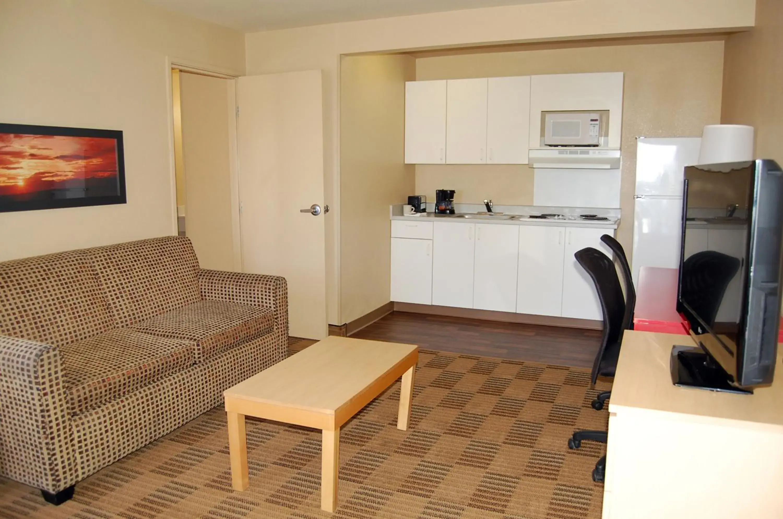 TV and multimedia, Kitchen/Kitchenette in Extended Stay America Suites - Greensboro - Wendover Ave - Big Tree Way