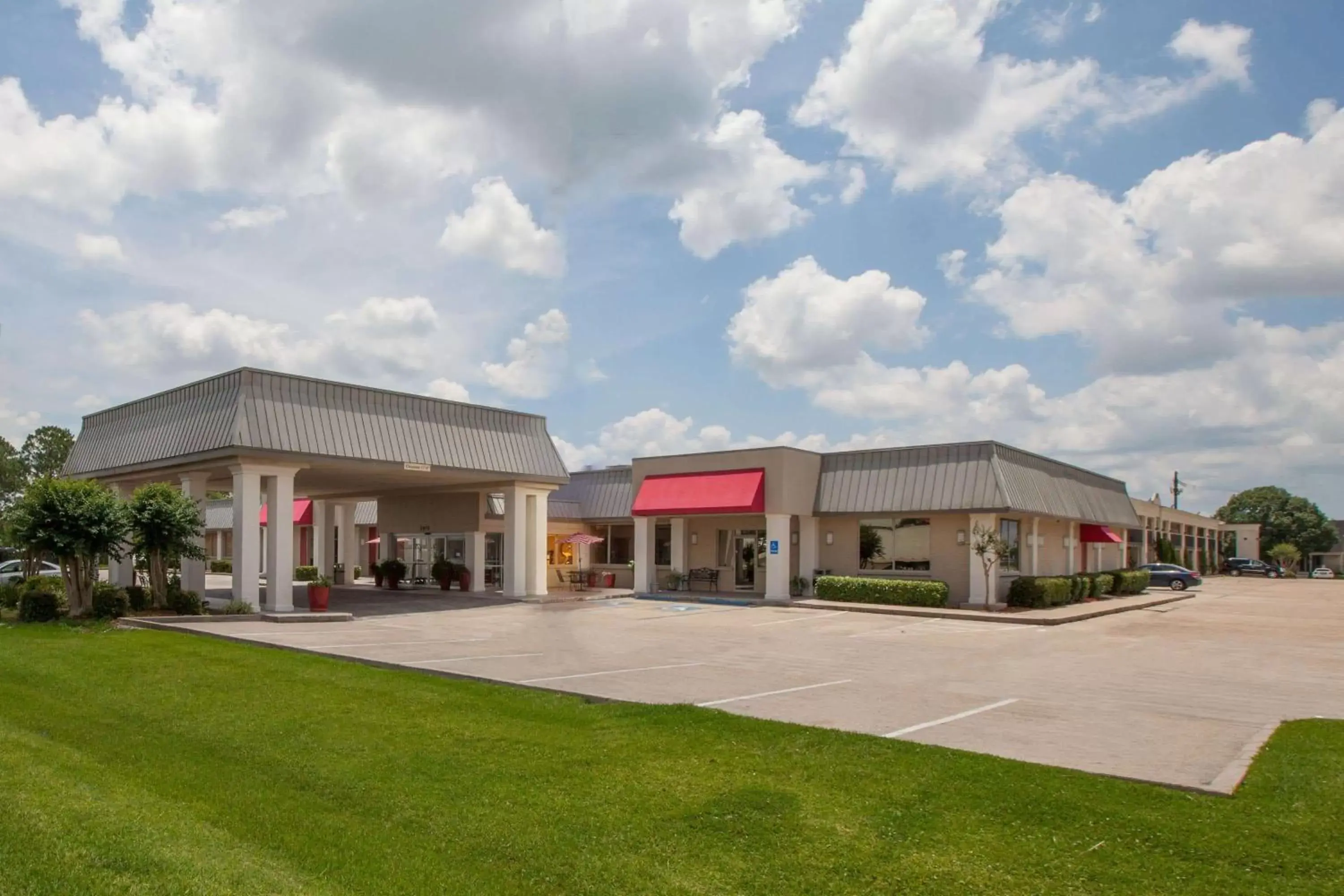 Property building in Ramada by Wyndham New Iberia Property building in Ramada by Wyndham New Iberia