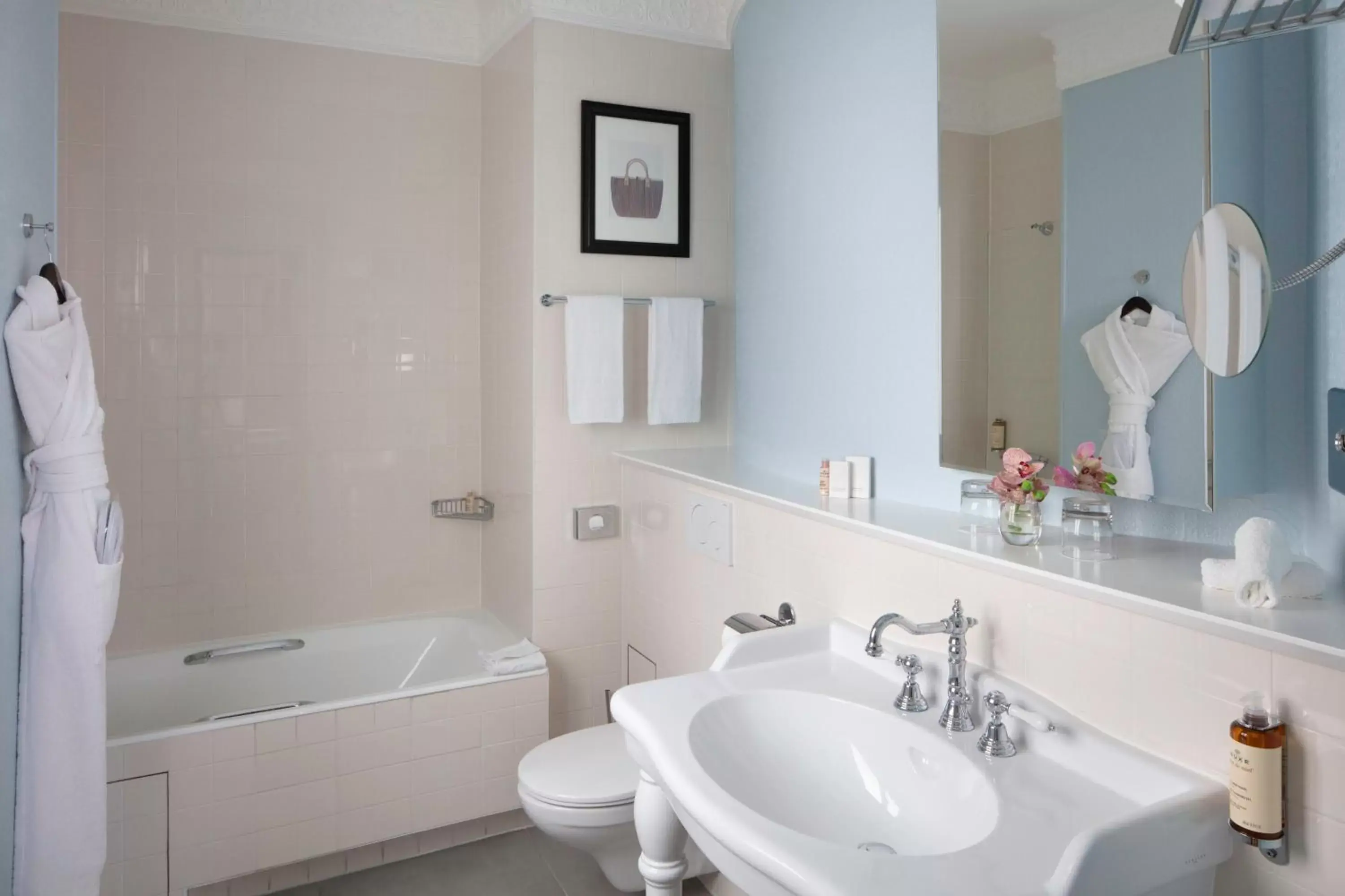 Twin Room in Le 123 Elysees - Astotel Twin Room in Le 123 Elysees - Astotel