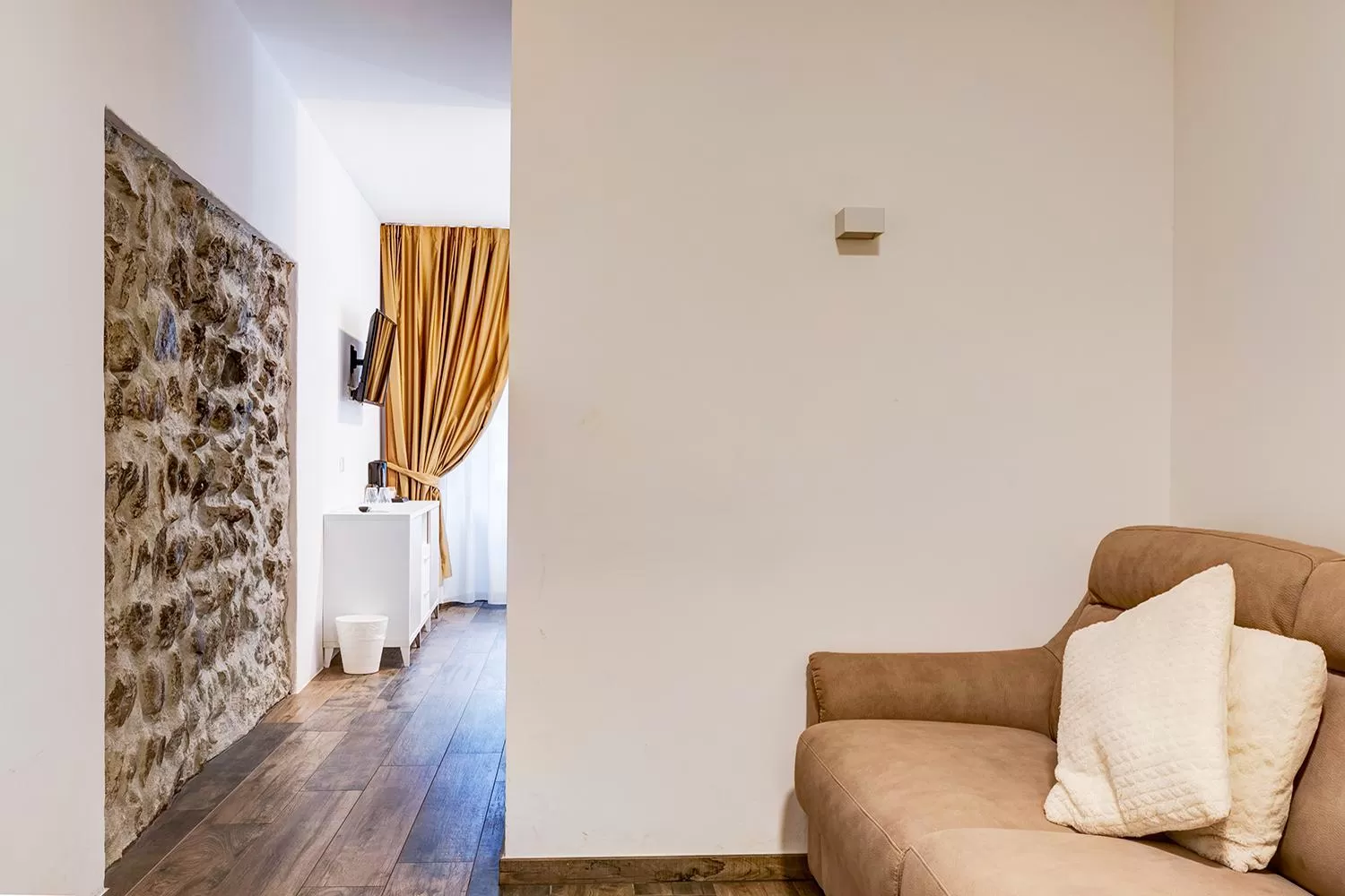 Photo of the whole room in Arcadia Rooms