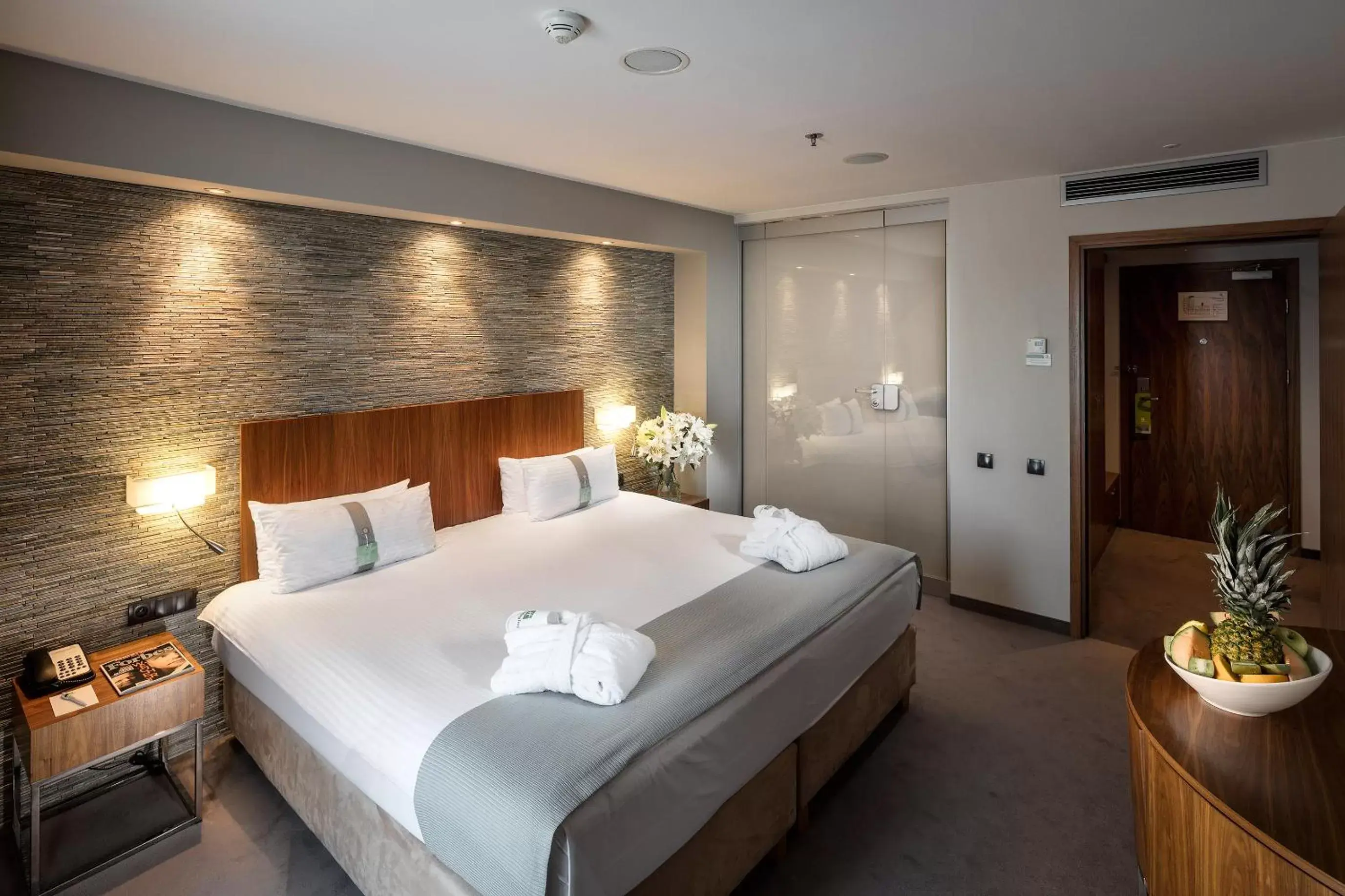 Bedroom, Bed in Holiday Inn Łódź, an IHG Hotel