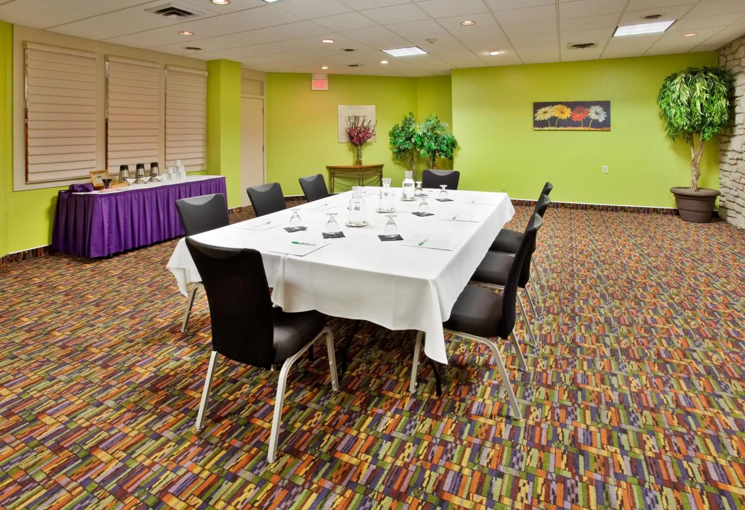 Meeting/conference room in Holiday Inn At the Campus, an IHG Hotel
