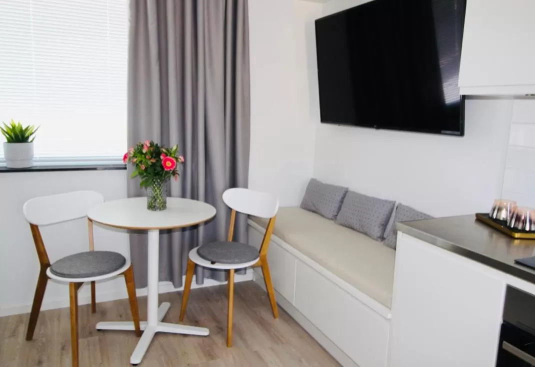 TV and multimedia in Easy Livin' Apartment Hotel