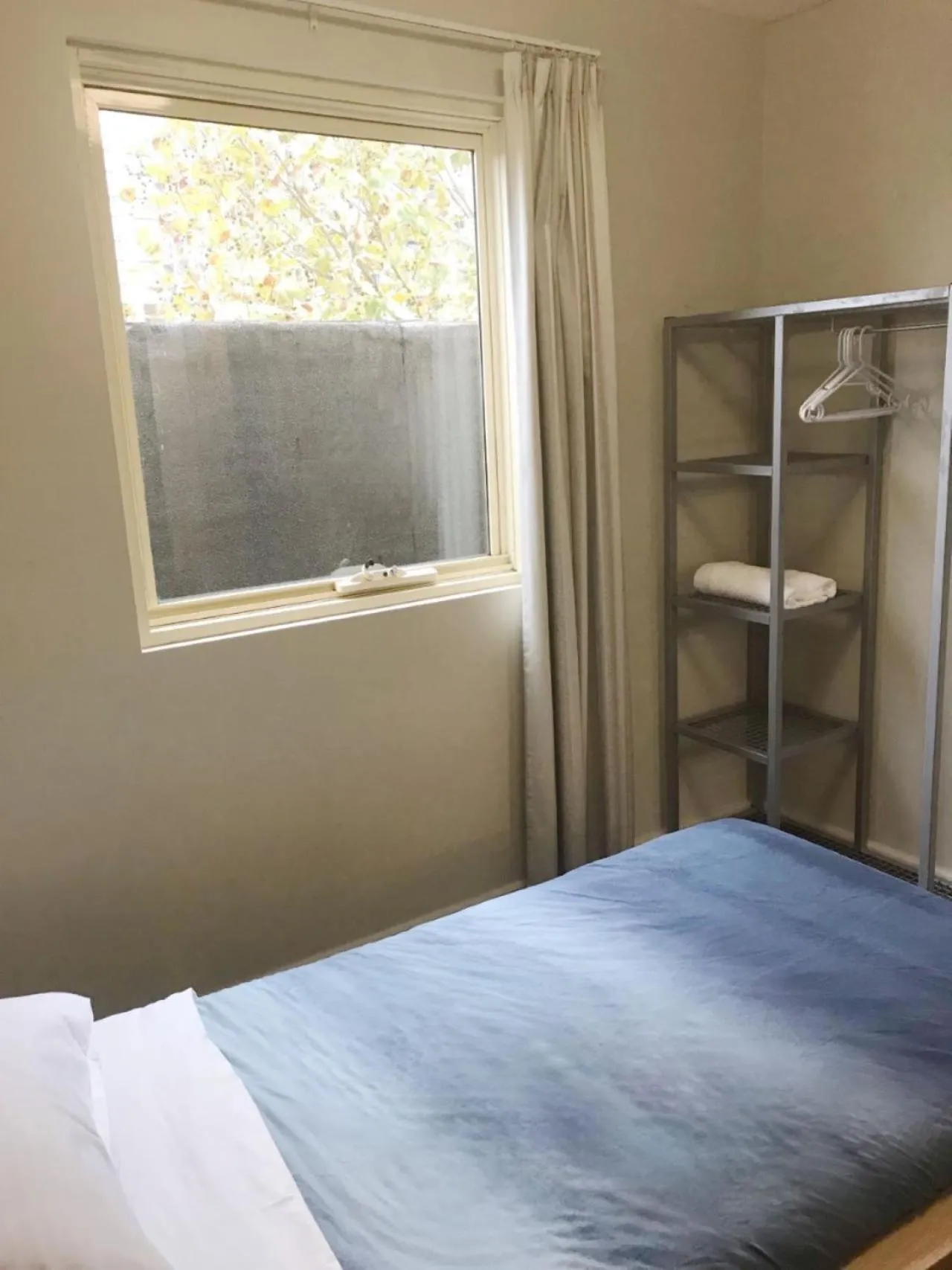 towels, Bed in Big Backpackers Hostel