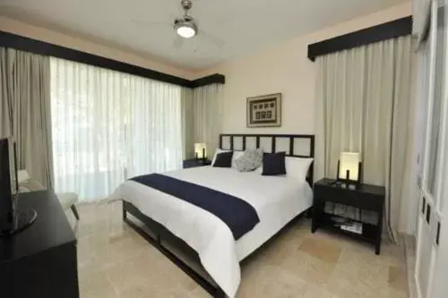 Photo of the whole room, Bed in Watermark Luxury Oceanfront Residences