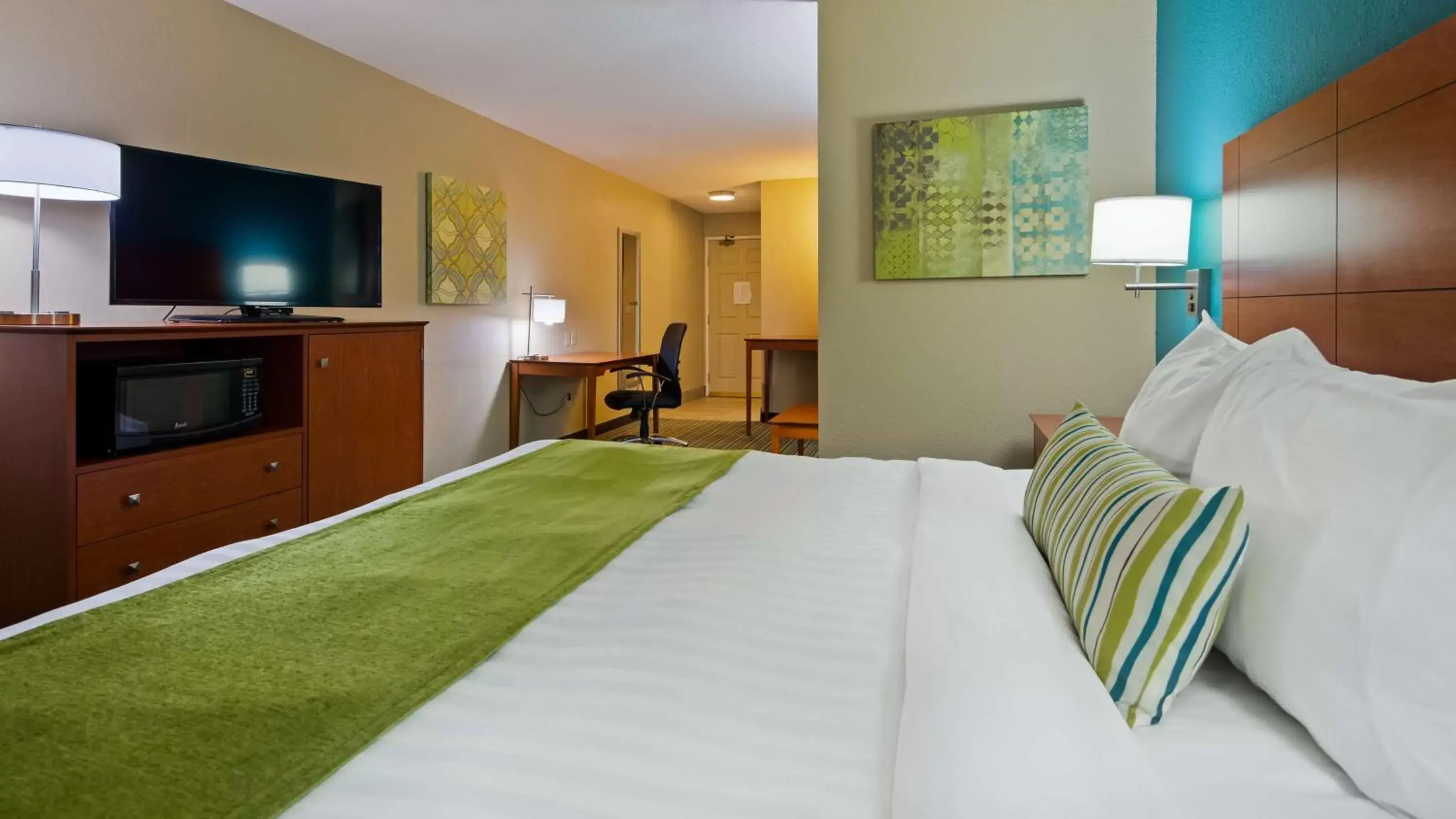 Photo of the whole room, Bed in BEST WESTERN Plus Menomonie Inn & Suites