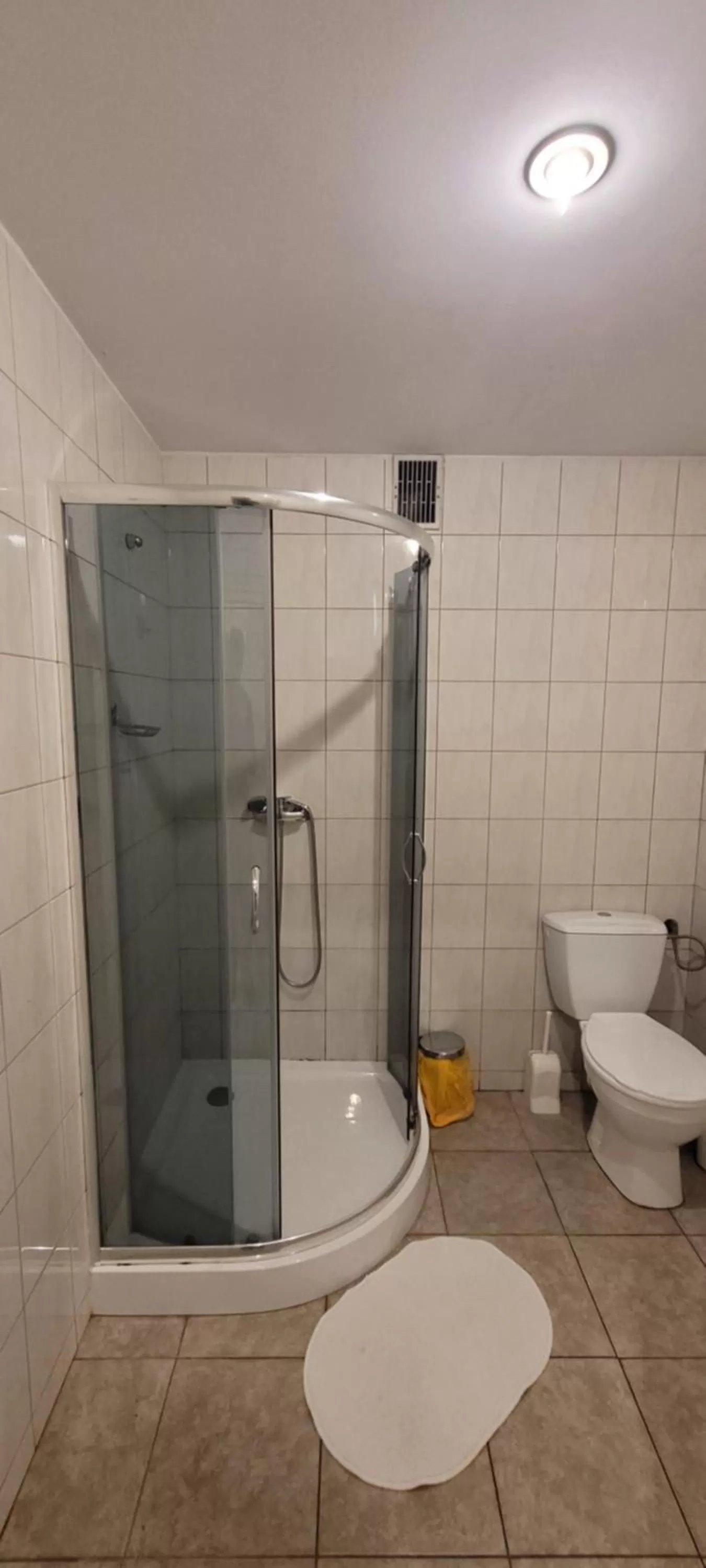 Shower in Dworek Pokoje Gościnne