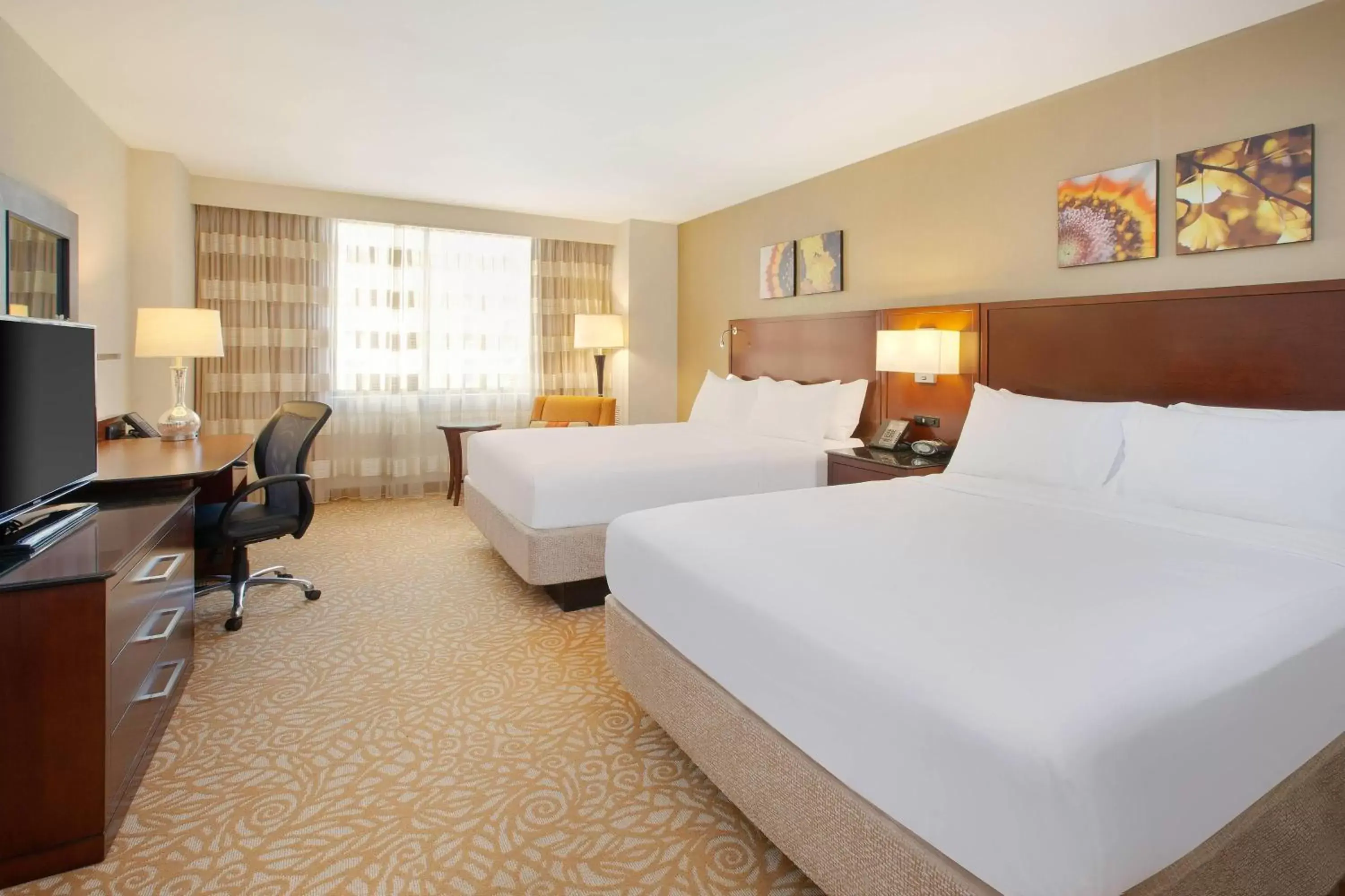 Photo of the whole room, Bed in Milwaukee Marriott Downtown