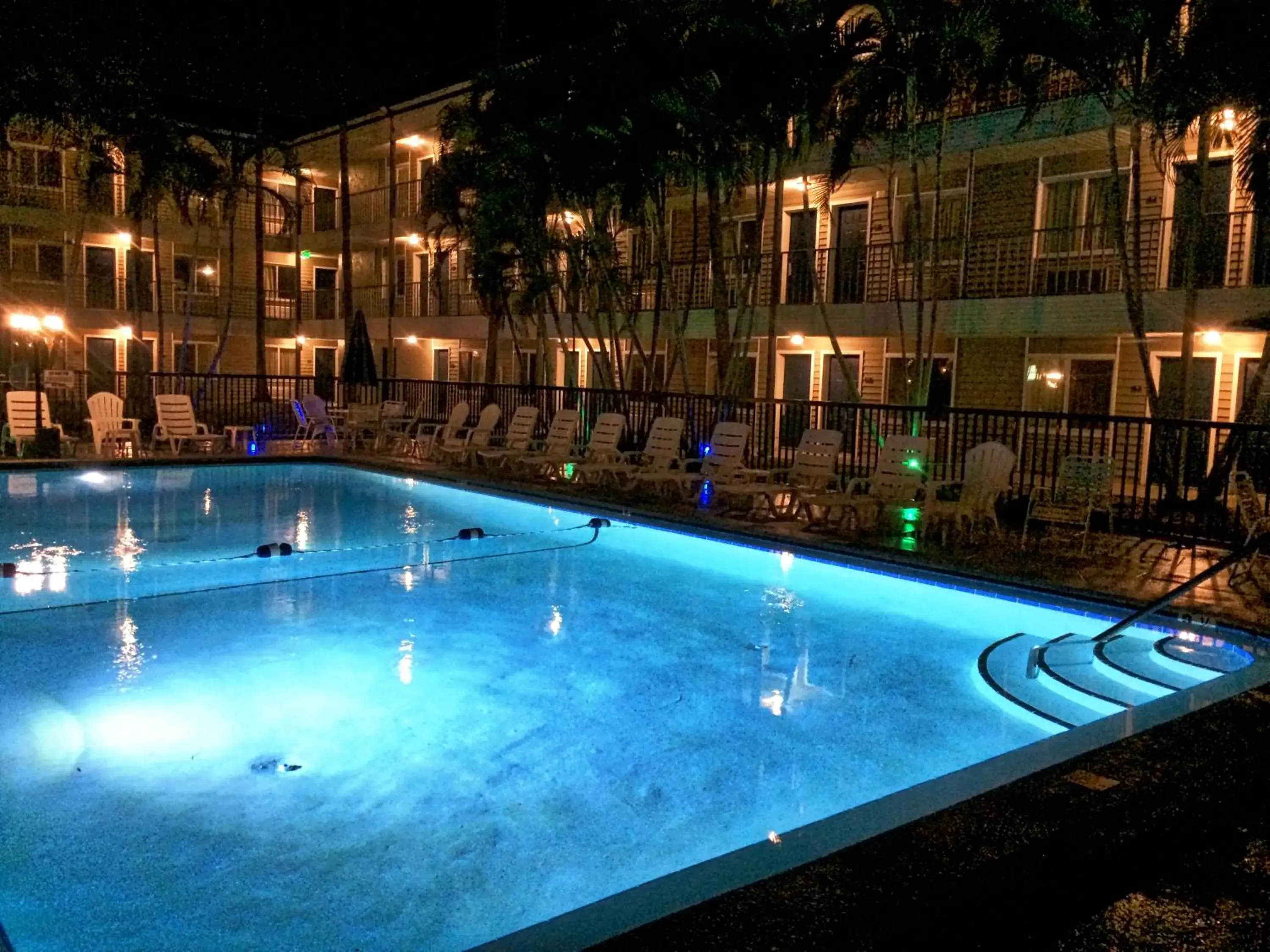 Swimming Pool in Lantern Inn & Suites - Sarasota
