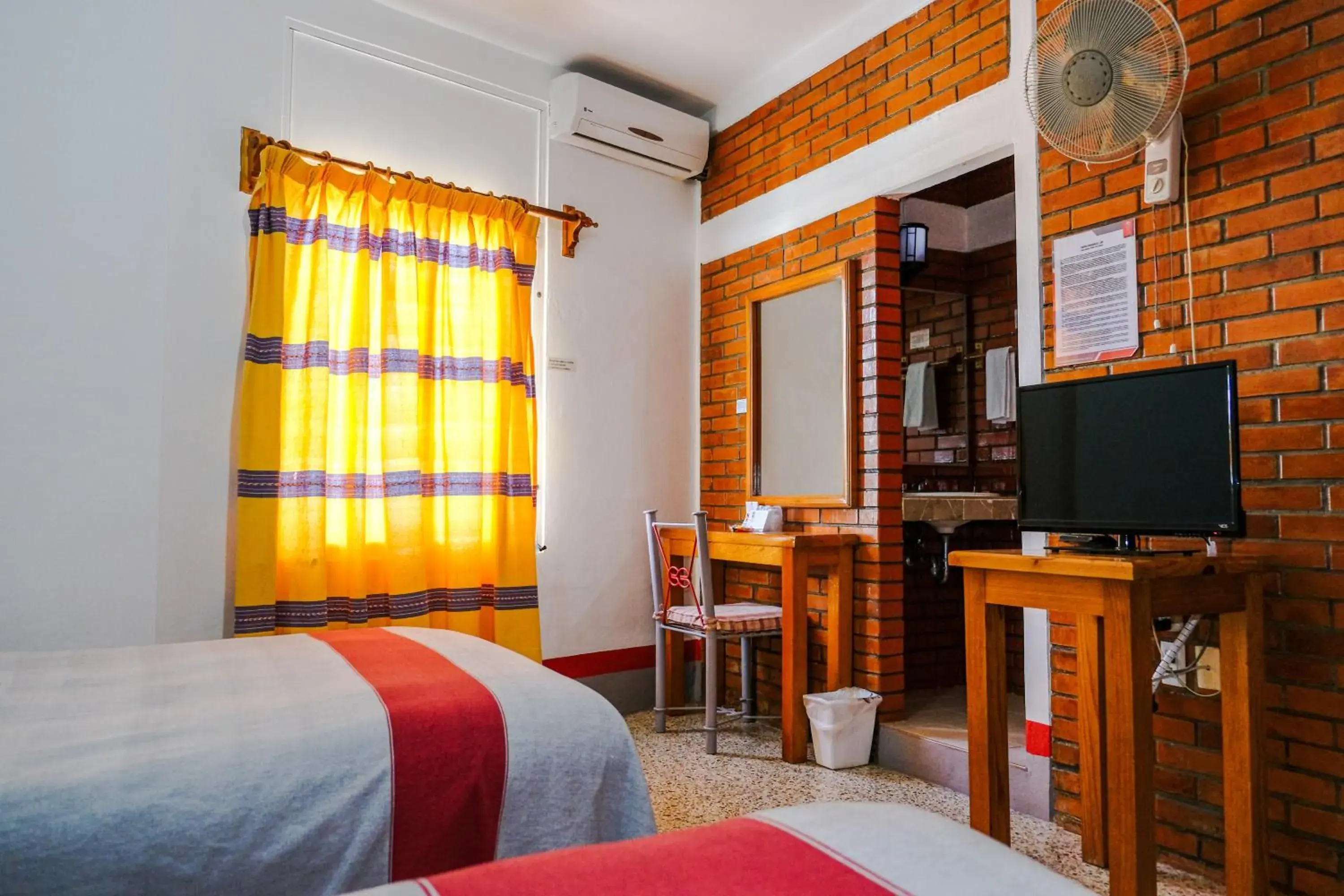 Bedroom, TV/Entertainment Center in Hotel Posada el Cid