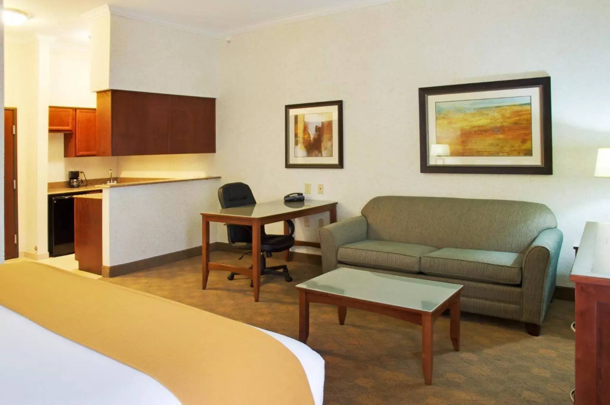 Bedroom, Seating Area in Holiday Inn Express Hotel & Suites Lufkin South, an IHG Hotel