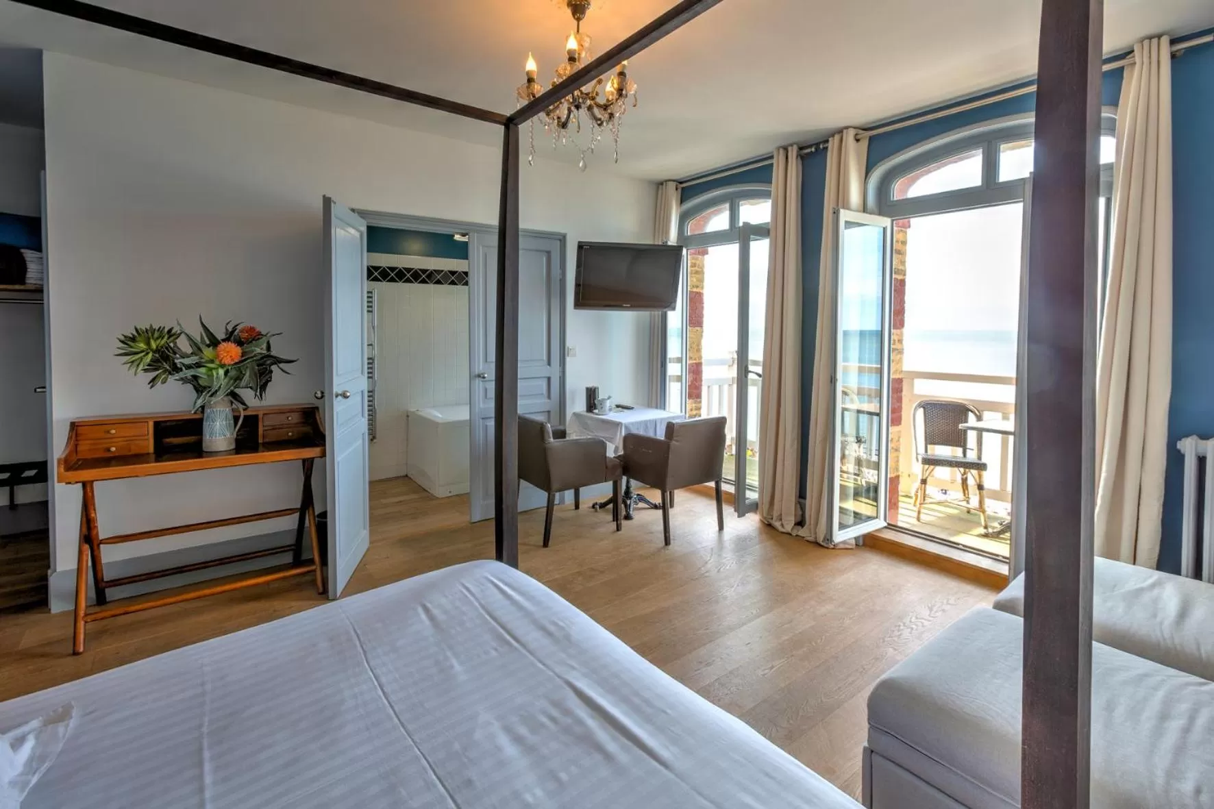 Bedroom, Bed in Hotel Le Rayon Vert