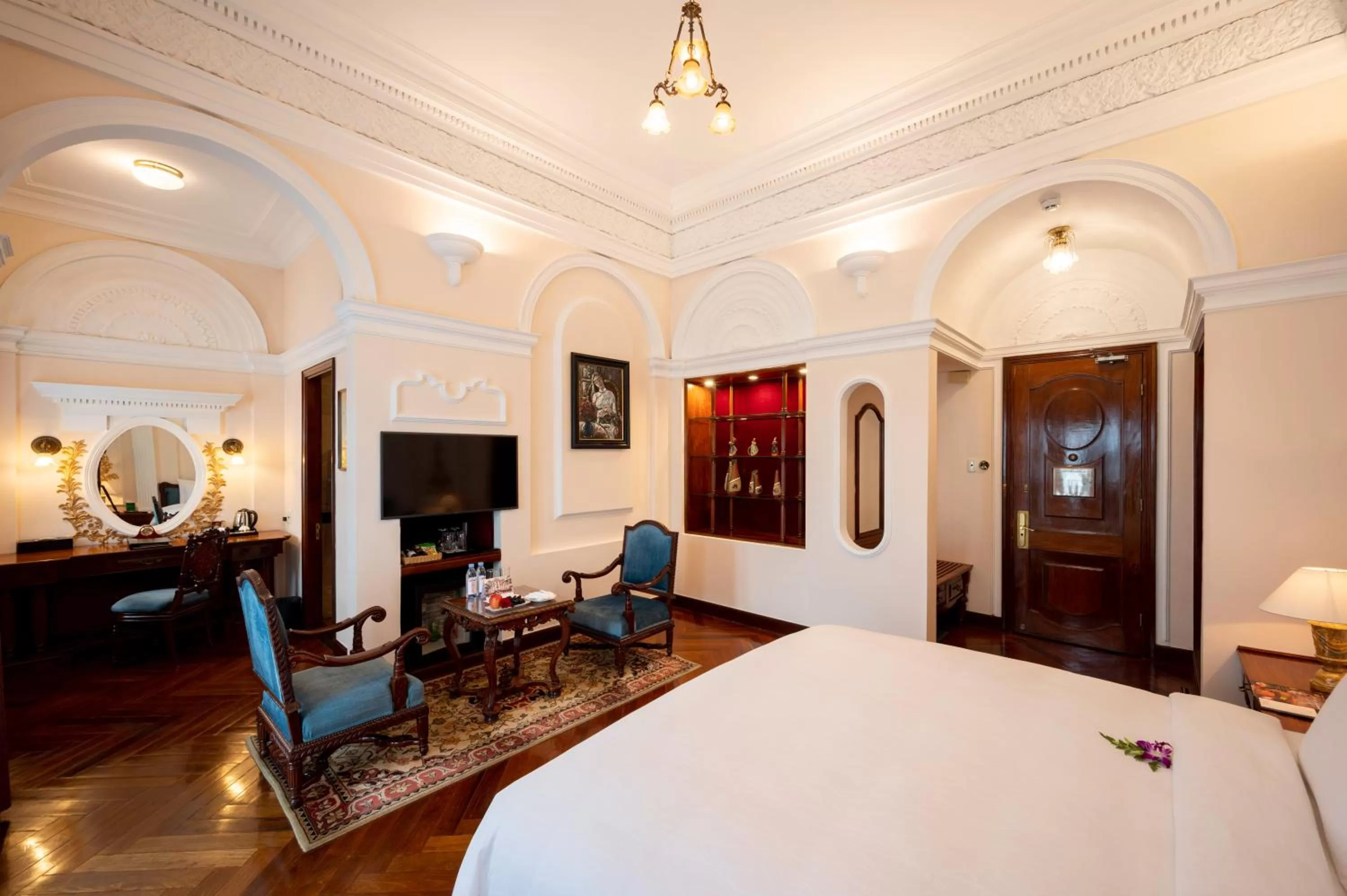 Photo of the whole room, Bed in Hotel Majestic Saigon