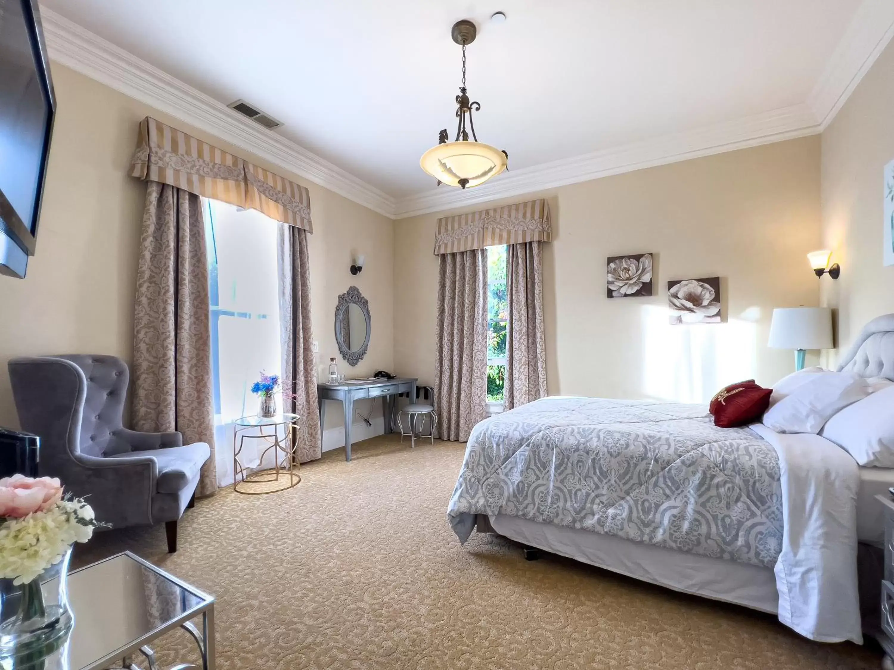 Queen Room in Chateau Coralini Queen Room in Chateau Coralini