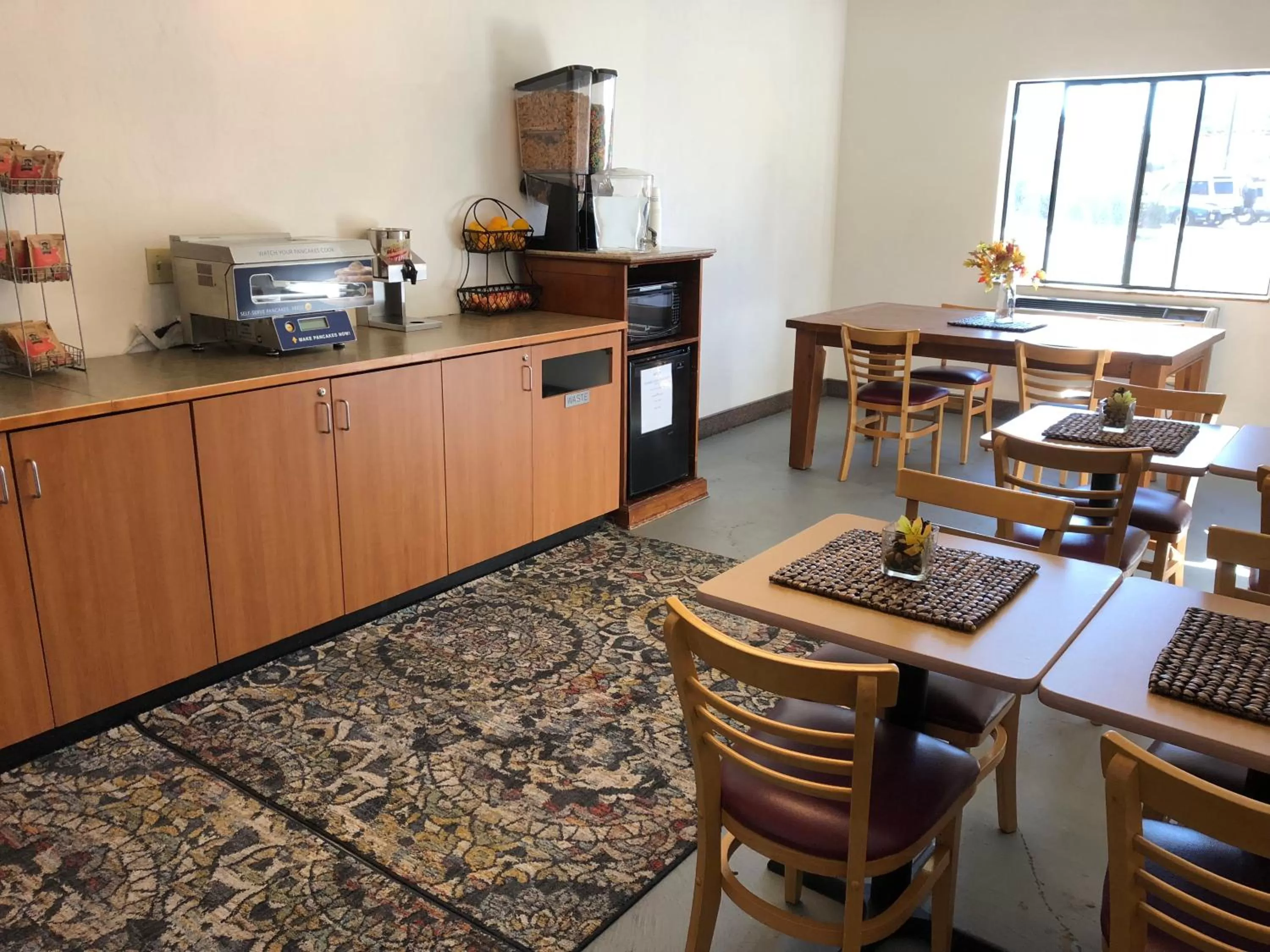 Buffet breakfast in Super 8 by Wyndham Bend