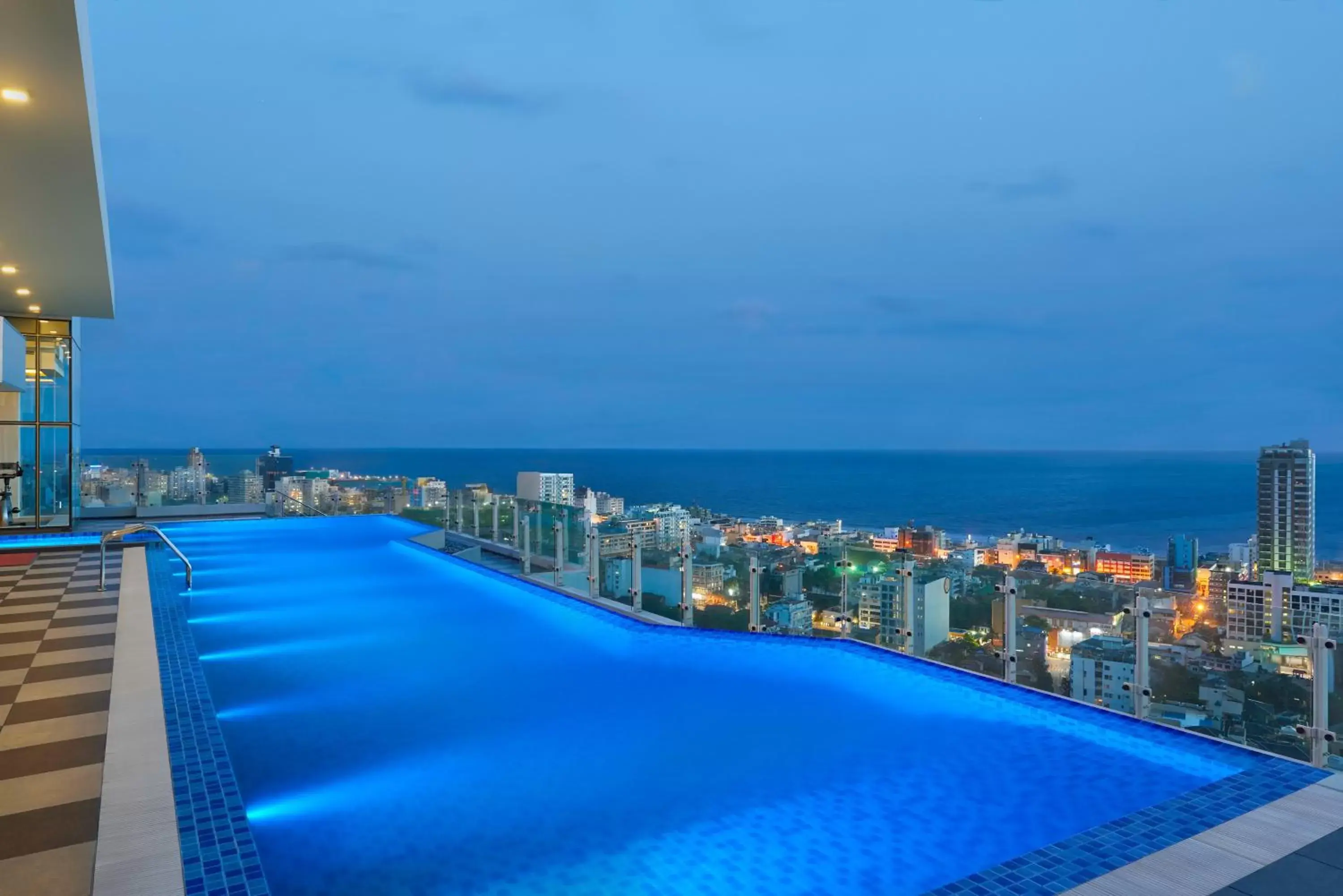 Night, Swimming Pool in Cinnamon Red Colombo