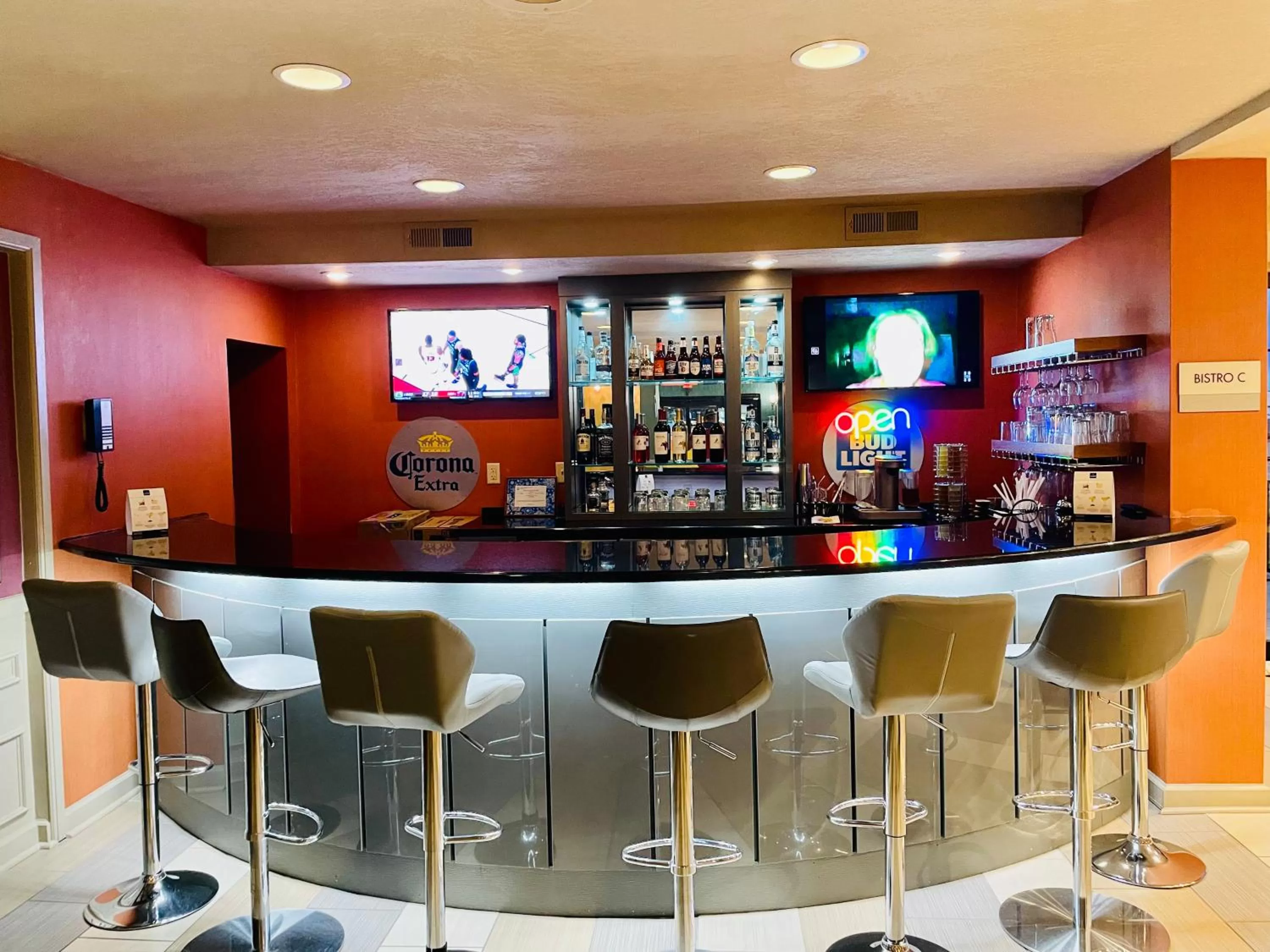 Lounge or bar in Clarion Inn & Suites Evansville Eastland Area