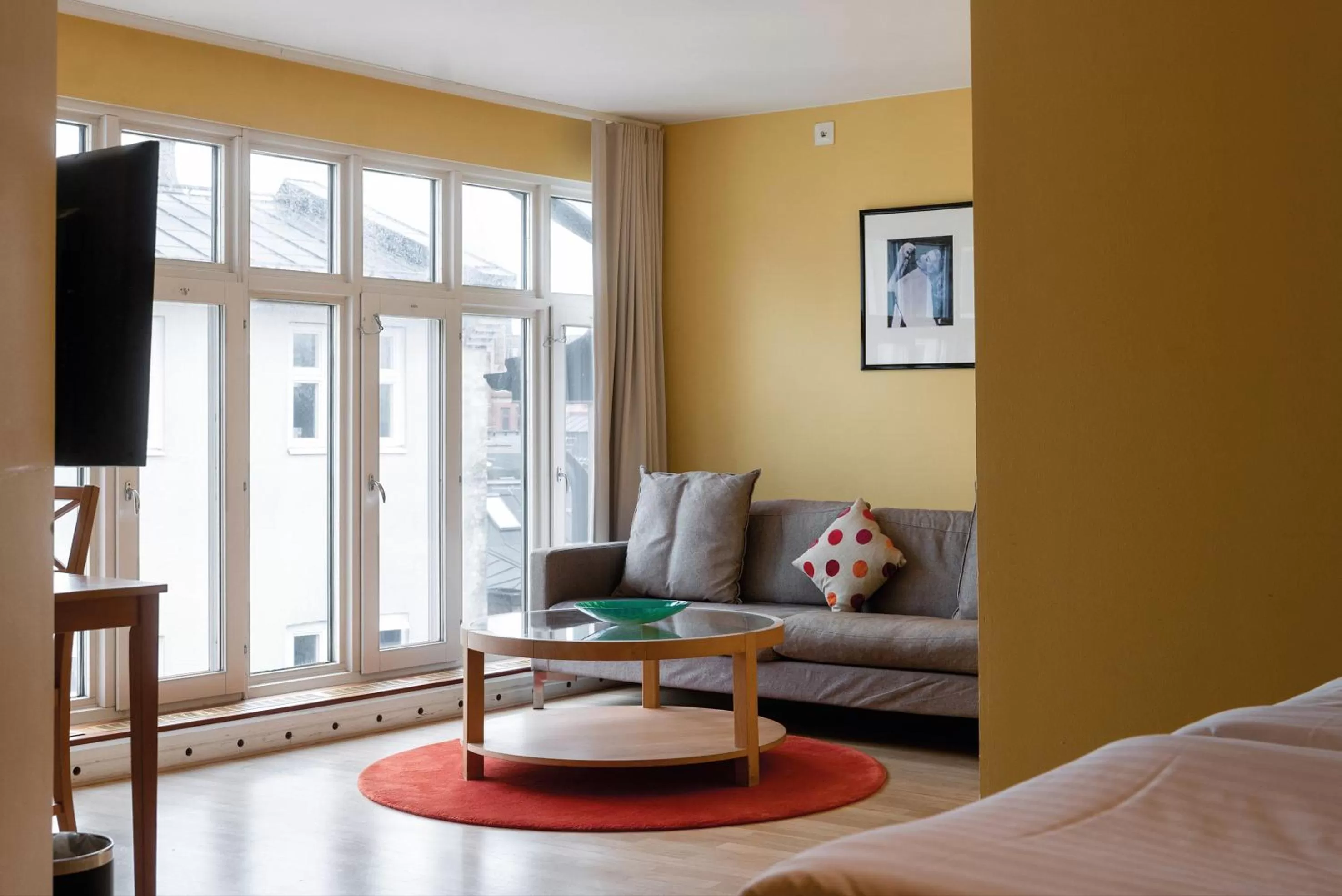 Seating area, Bed in Hotel Bishops Arms Lund