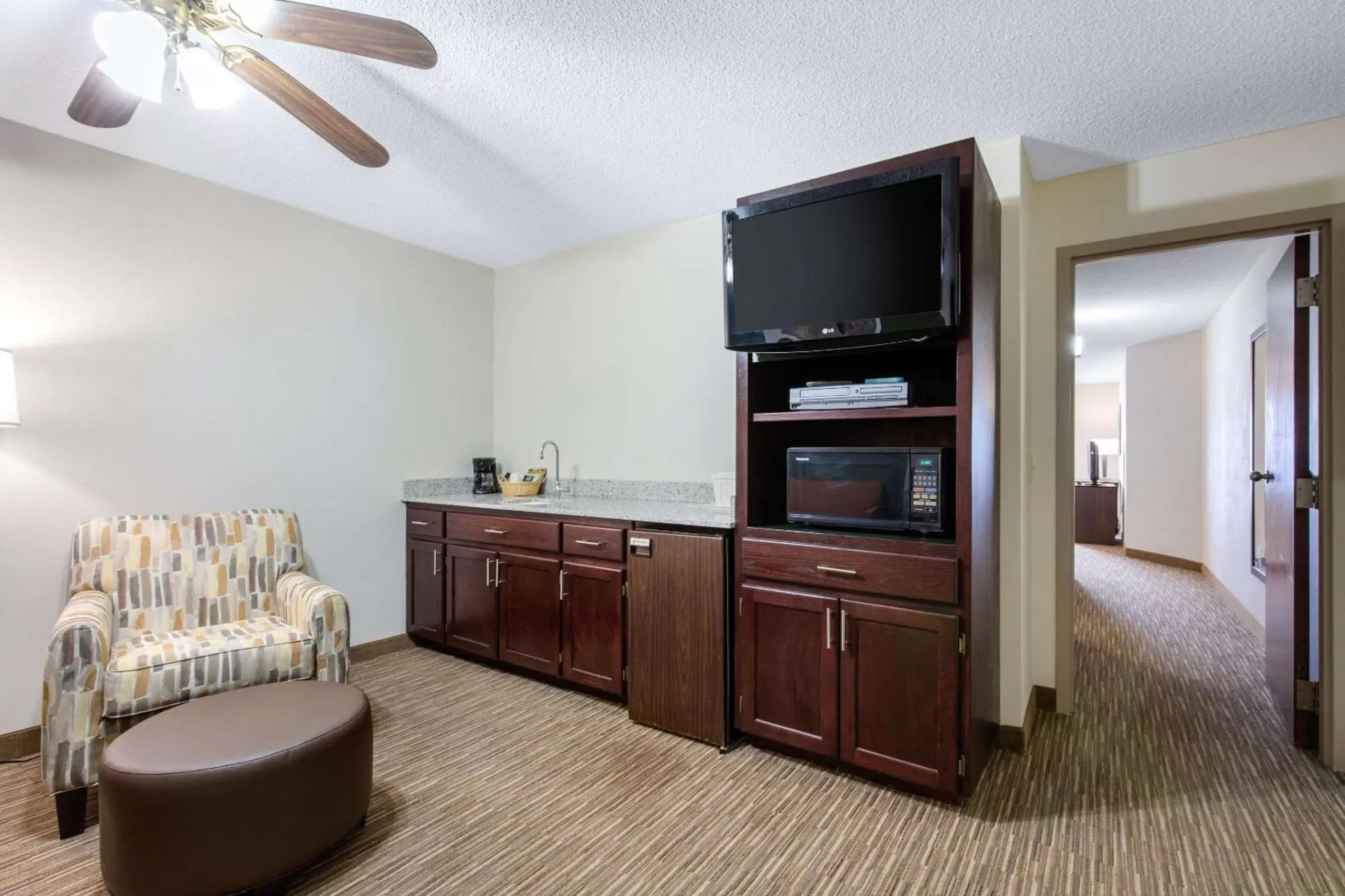 Photo of the whole room, TV/Entertainment Center in Quality Inn & Suites Mountain Home North