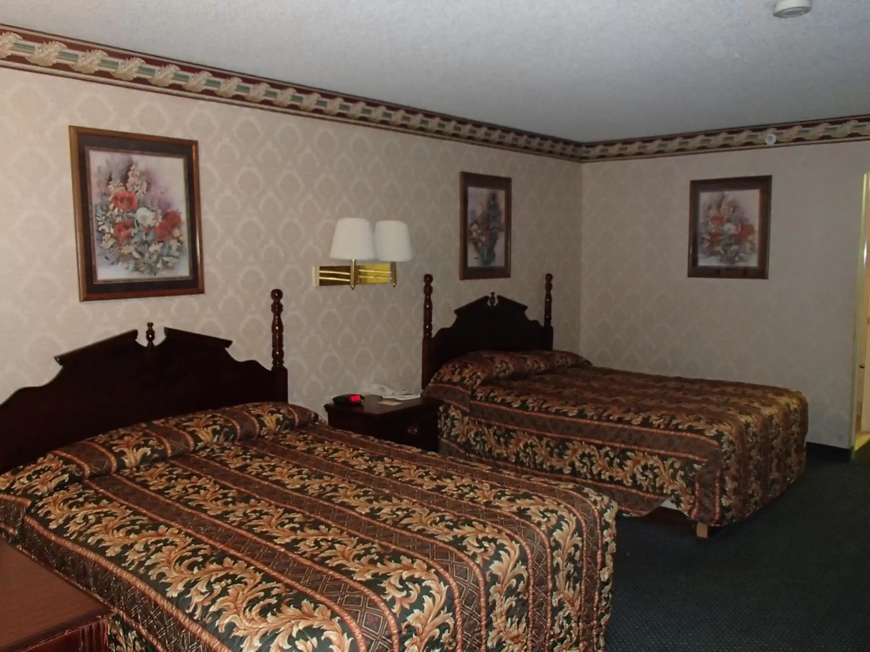 Queen Room with Two Queen Beds - Smoking in Super 8 by Wyndham Dallas South