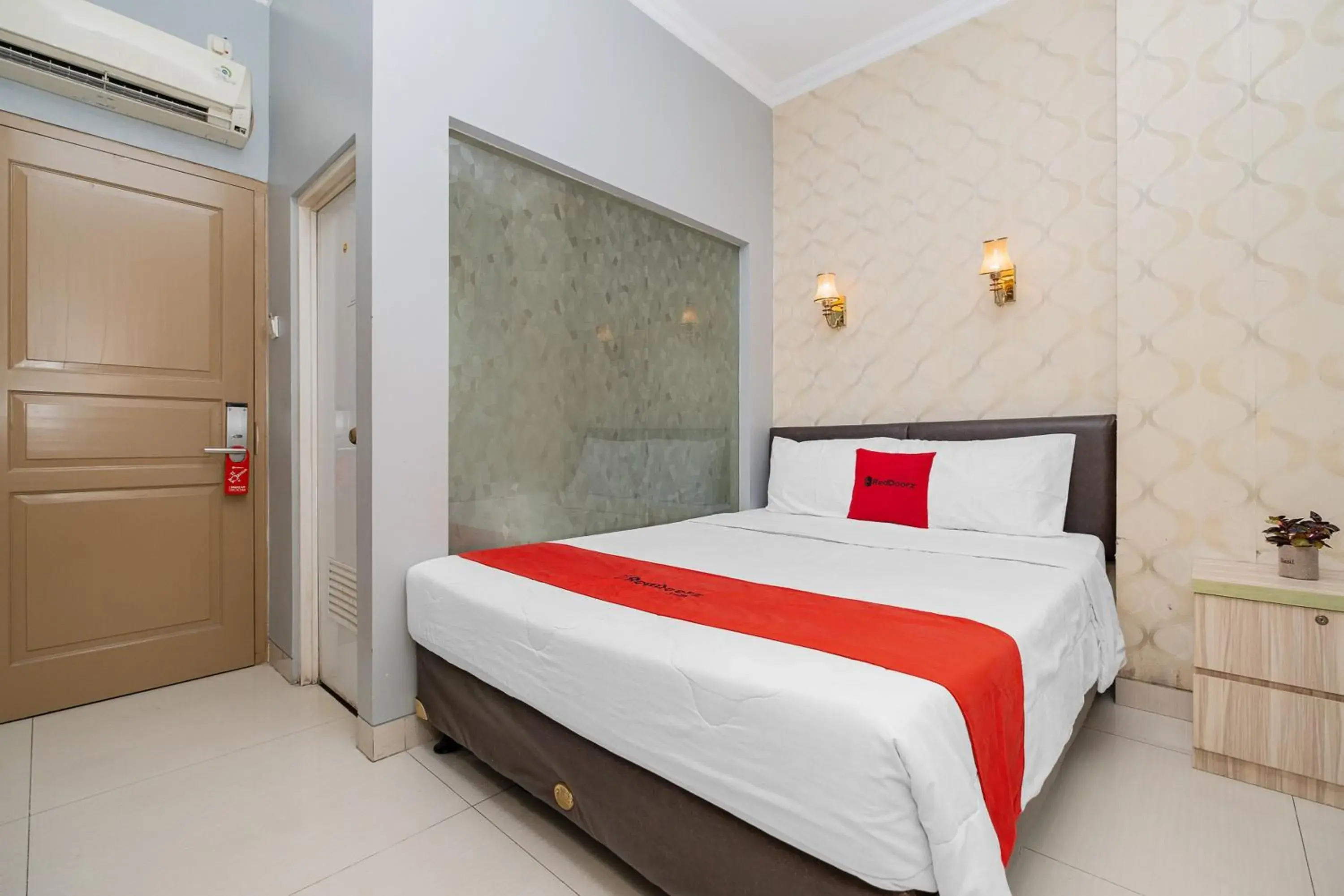Bed in RedDoorz Plus @ Cideng Barat Bed in RedDoorz Plus @ Cideng Barat