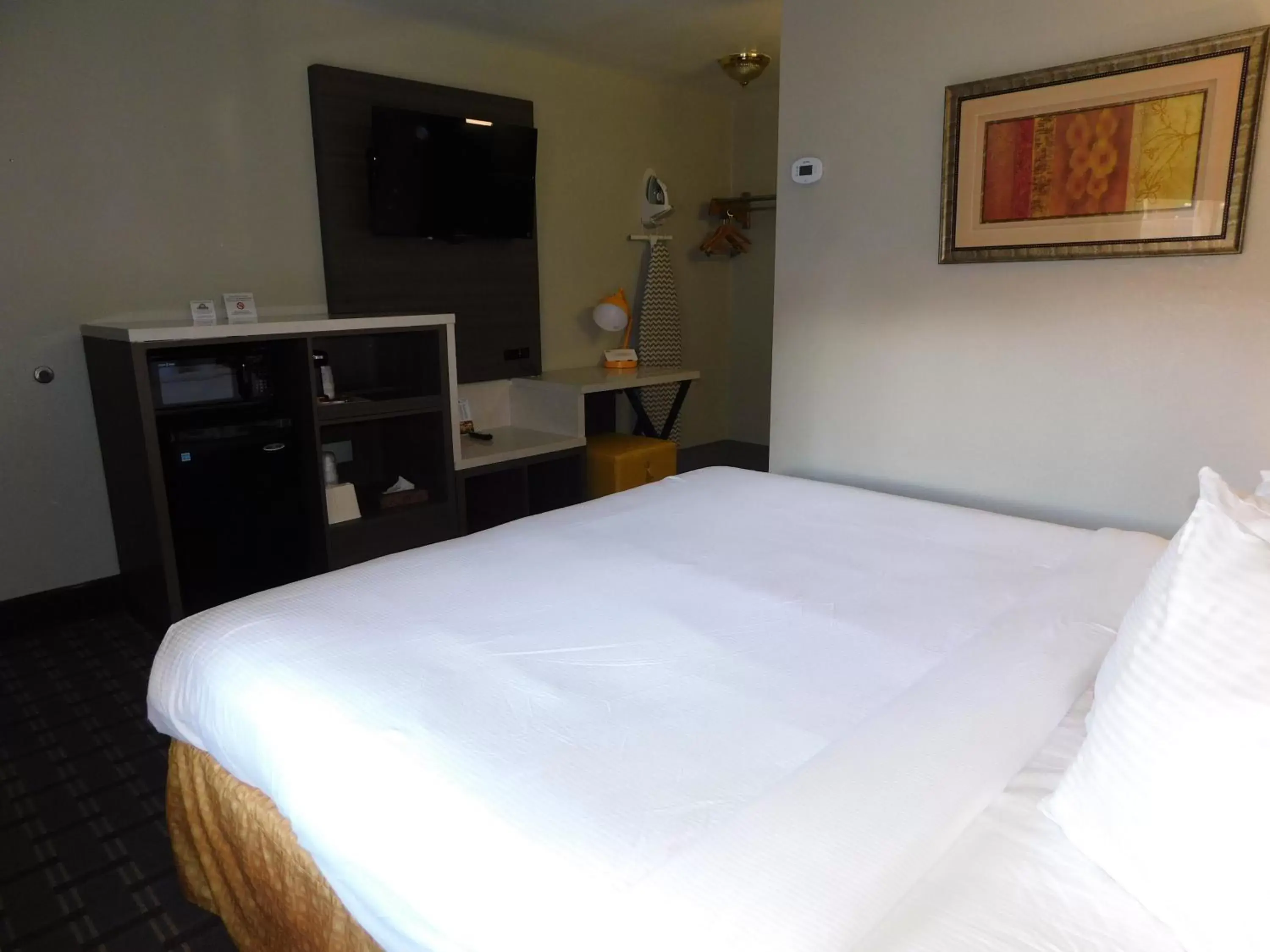 Bed in Days Inn & Suites by Wyndham Downtown Gatlinburg Parkway