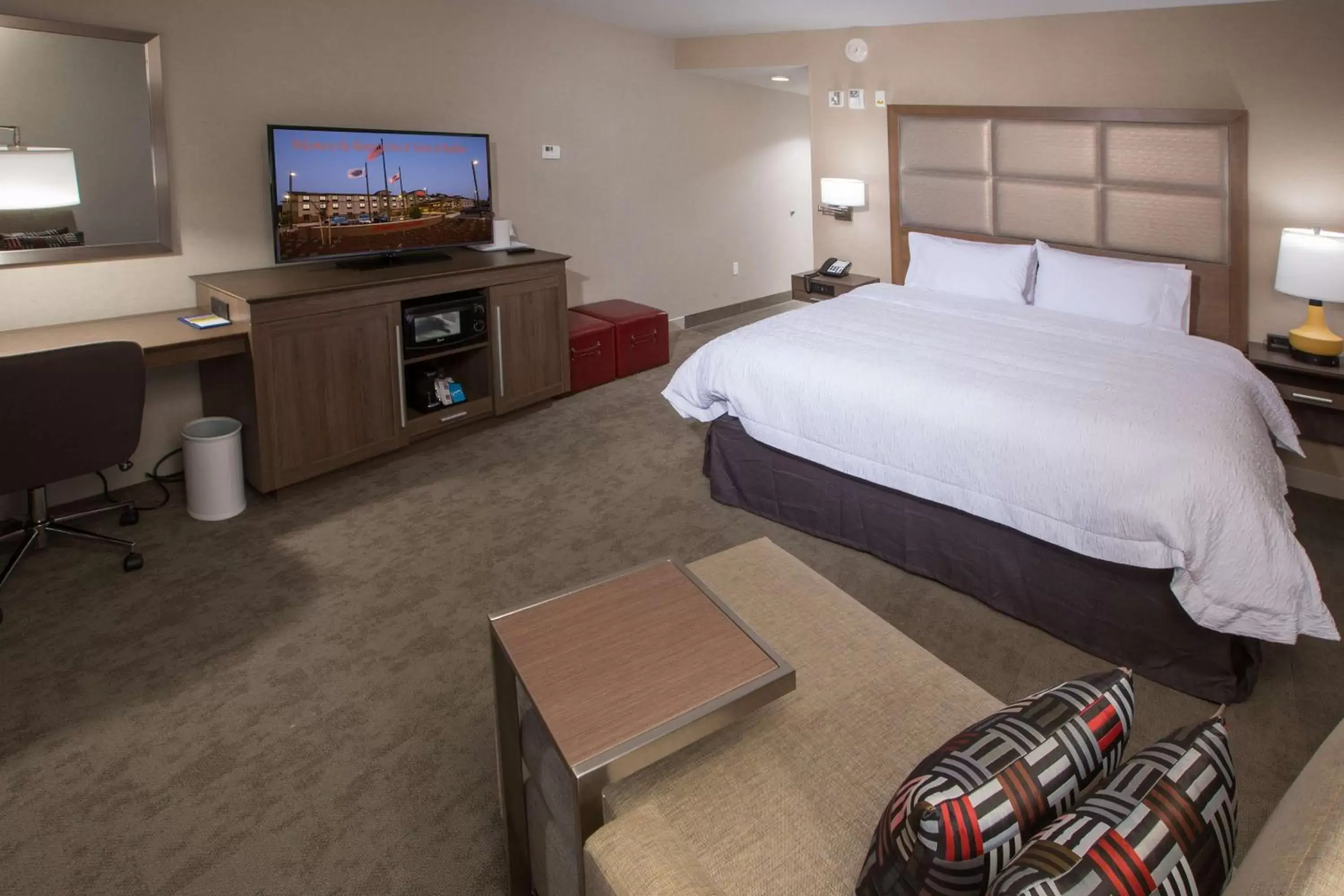 Bed in Hampton Inn & Suites Buellton/Santa Ynez Valley, Ca