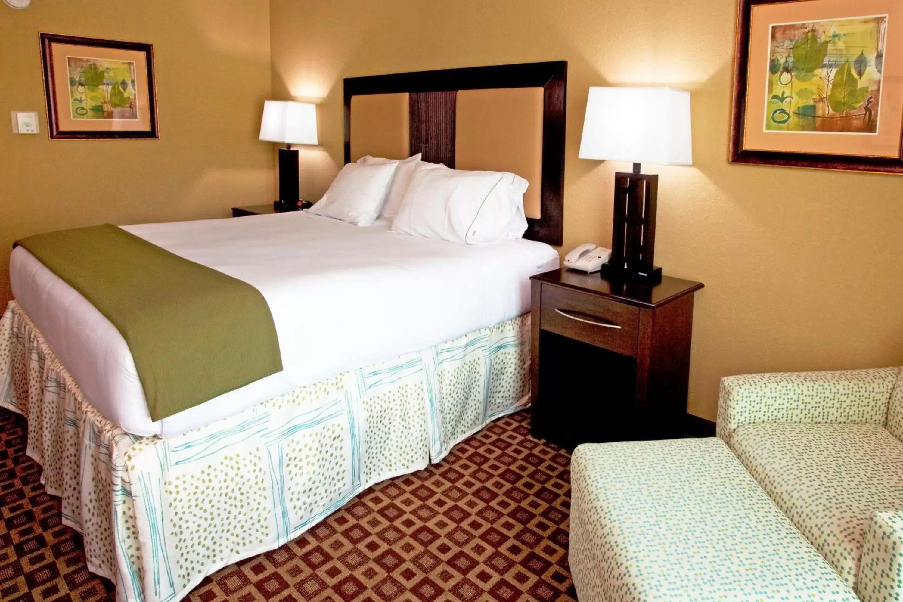 Photo of the whole room, Bed in Holiday Inn Express Hotel & Suites Chaffee - Jacksonville West, an IHG Hotel