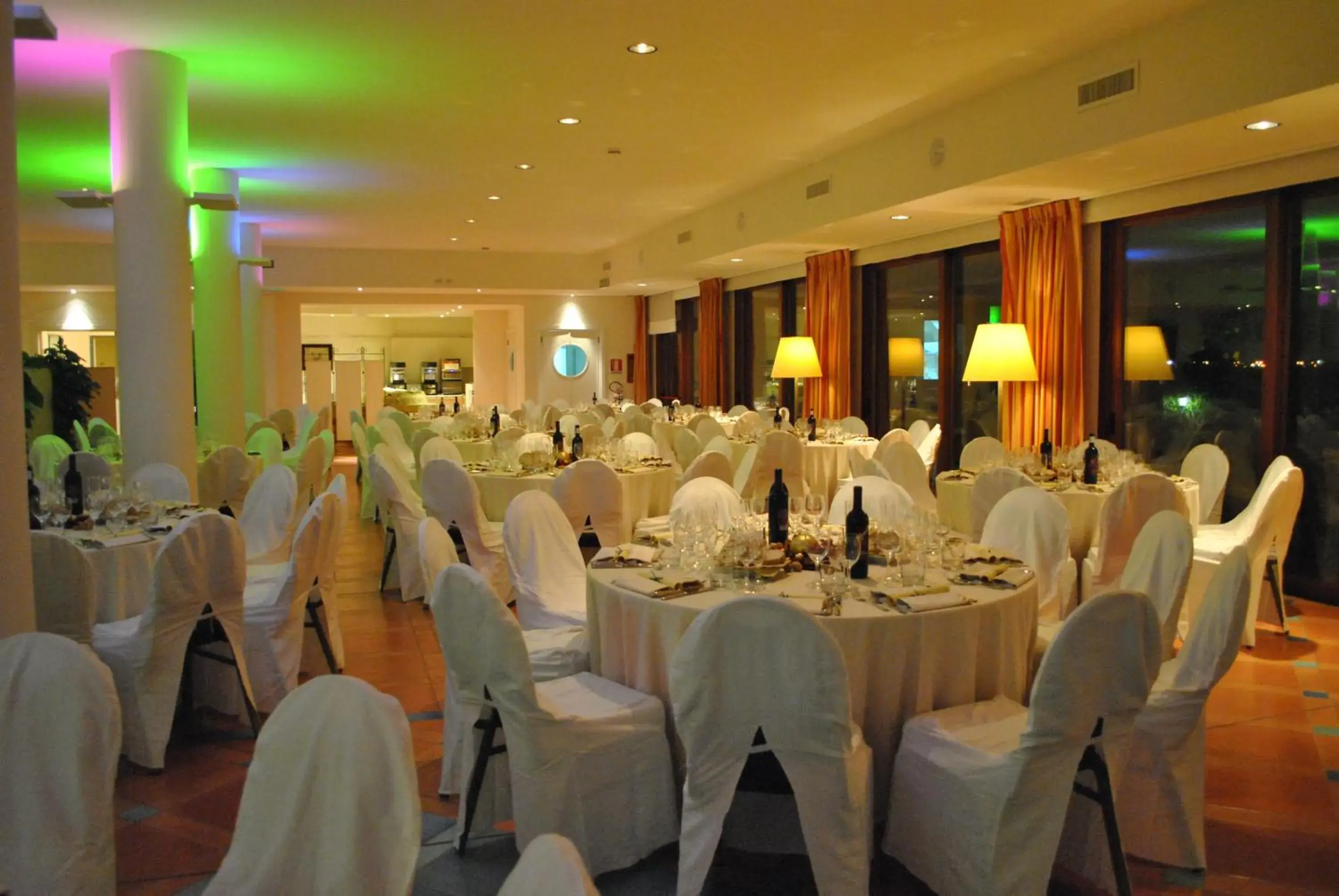 Restaurant/places to eat, Banquet Facilities in Hotel Santa Gilla