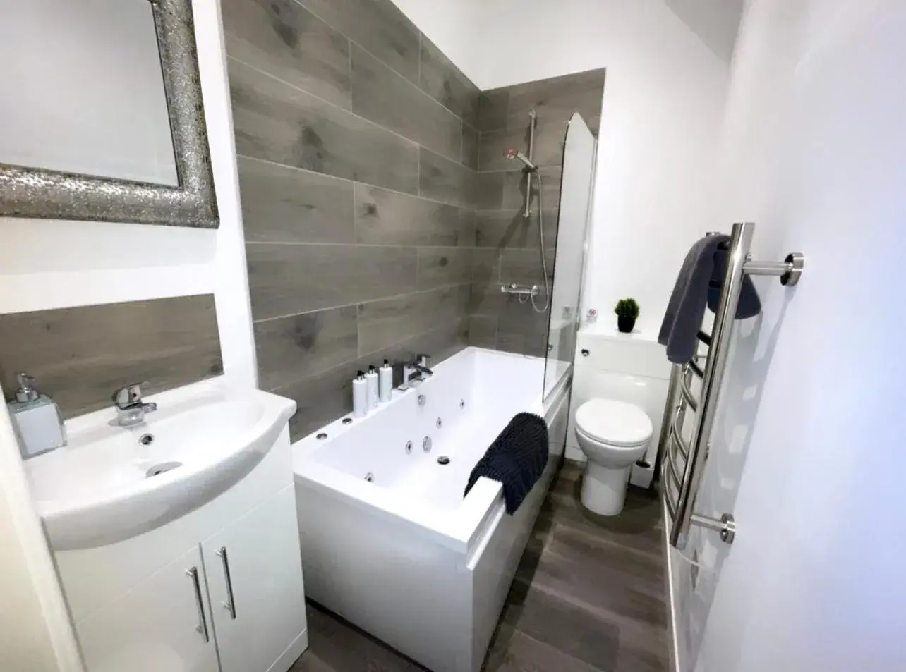 Bathroom in Albert Luxury Hottub and Jacuzzi Apartments
