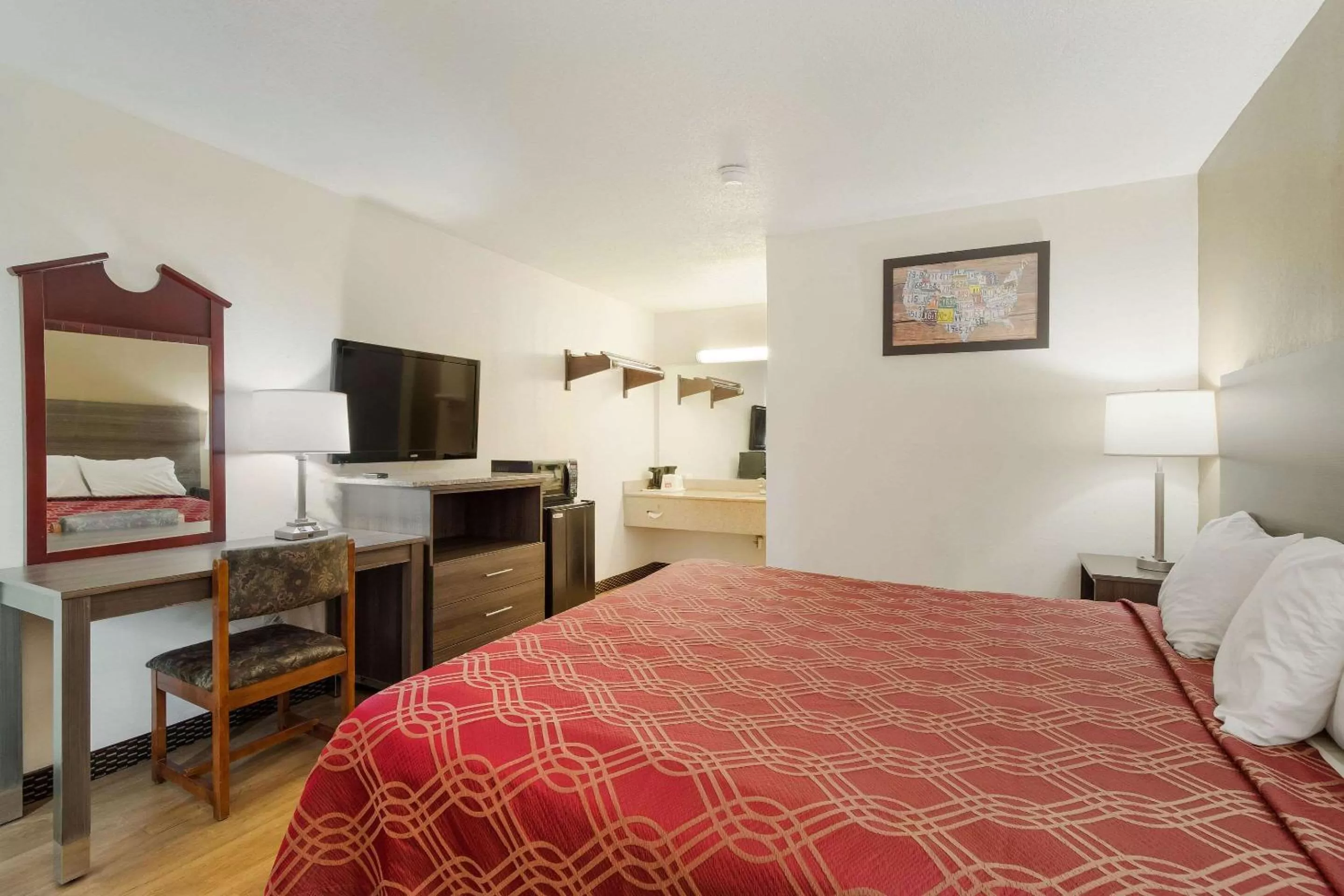 Photo of the whole room, Bed in Econo Lodge